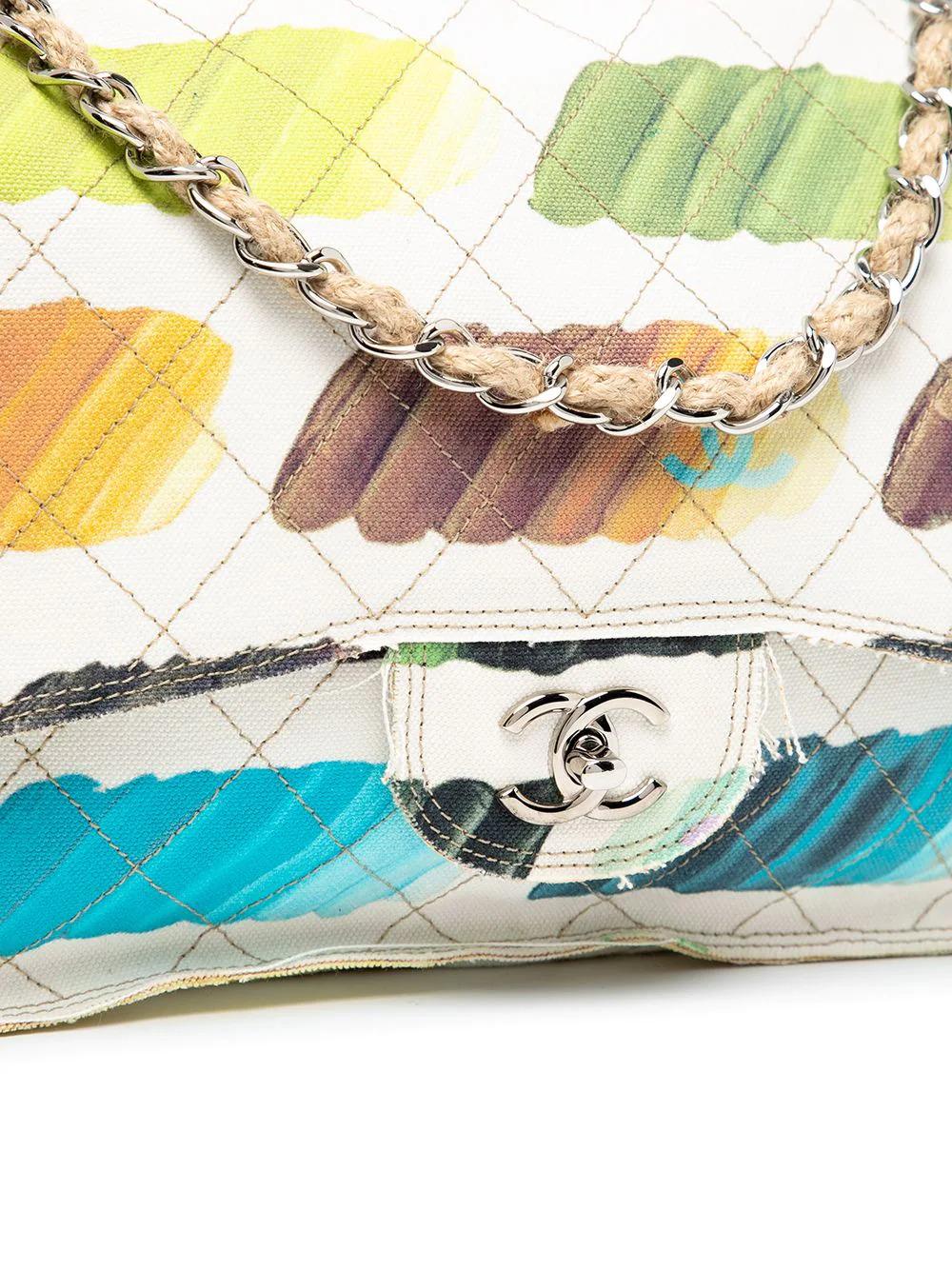 A true statement to creativity, the Colorama bag was introduced in the Spring Summer 2014 collection. Crafted in white quilted canvas, this pre-owned bag features a multicolour brushstroke print, a signature exterior back pocket, and silver CC