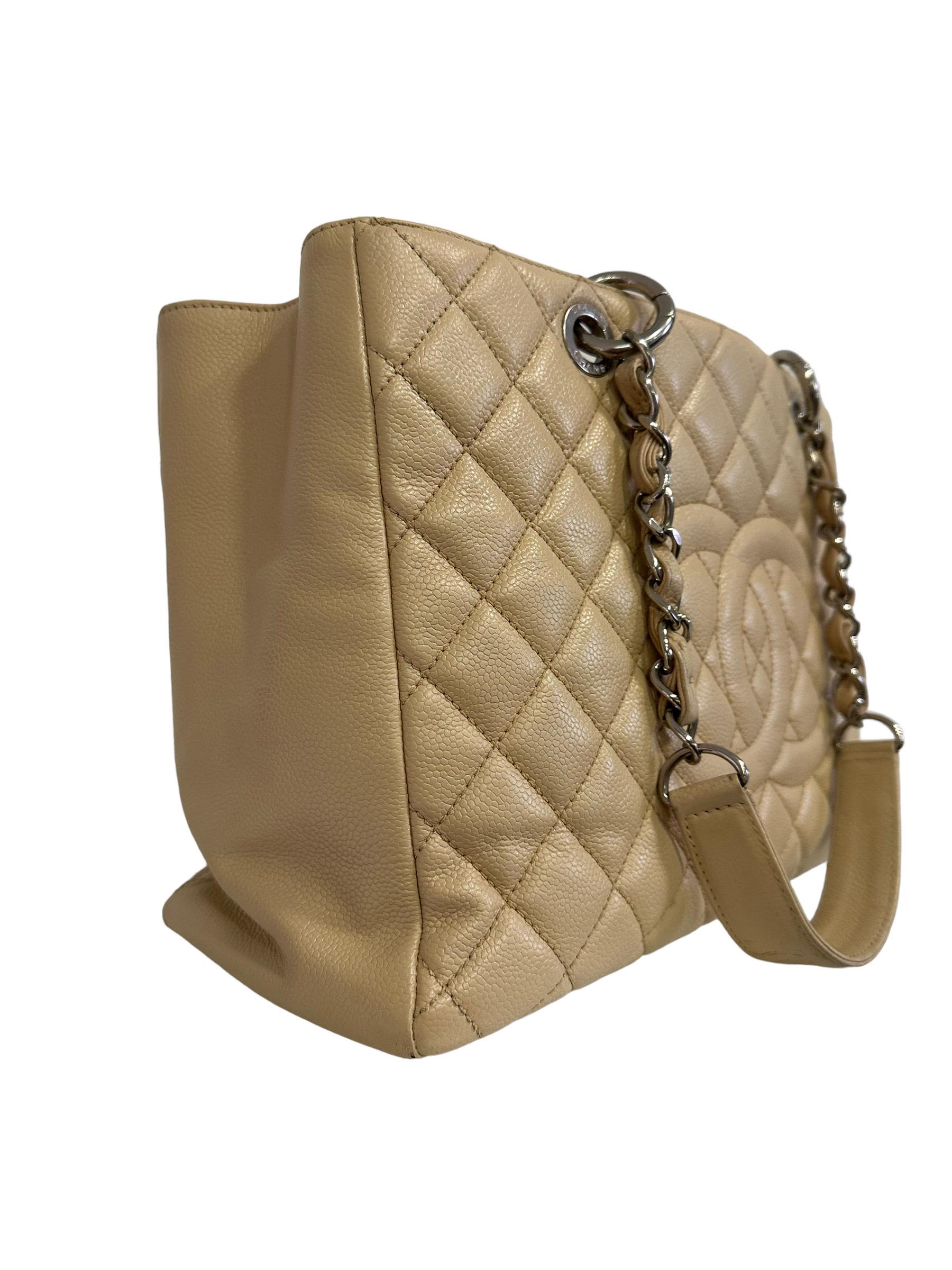 Chanel signed bag, GST model, made of beige quilted leather with golden hardware. It has a large central opening and two non-adjustable intertwined leather and chain handles. Internally lined in beige canva, very roomy, it has two large pockets, one