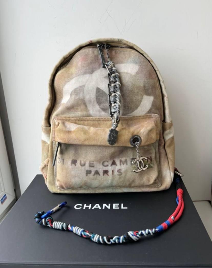 Excellent condition.
Comes with dustbag and authentication card.
2014 Year