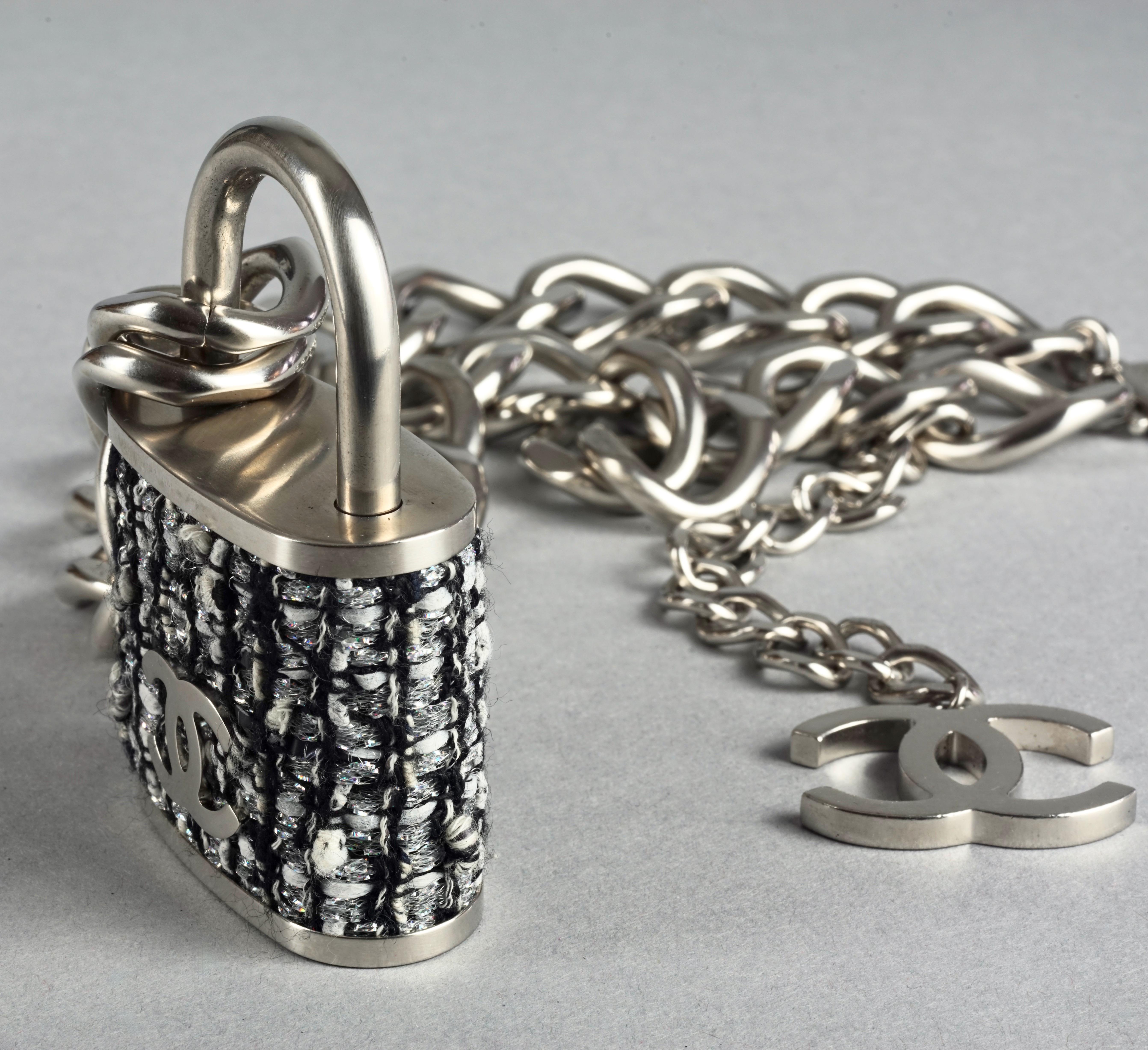 2014 CHANEL Schwarz-Weißer Tweed- Padlock „Supermarket“ Silbergürtel/Halskette im Angebot 6