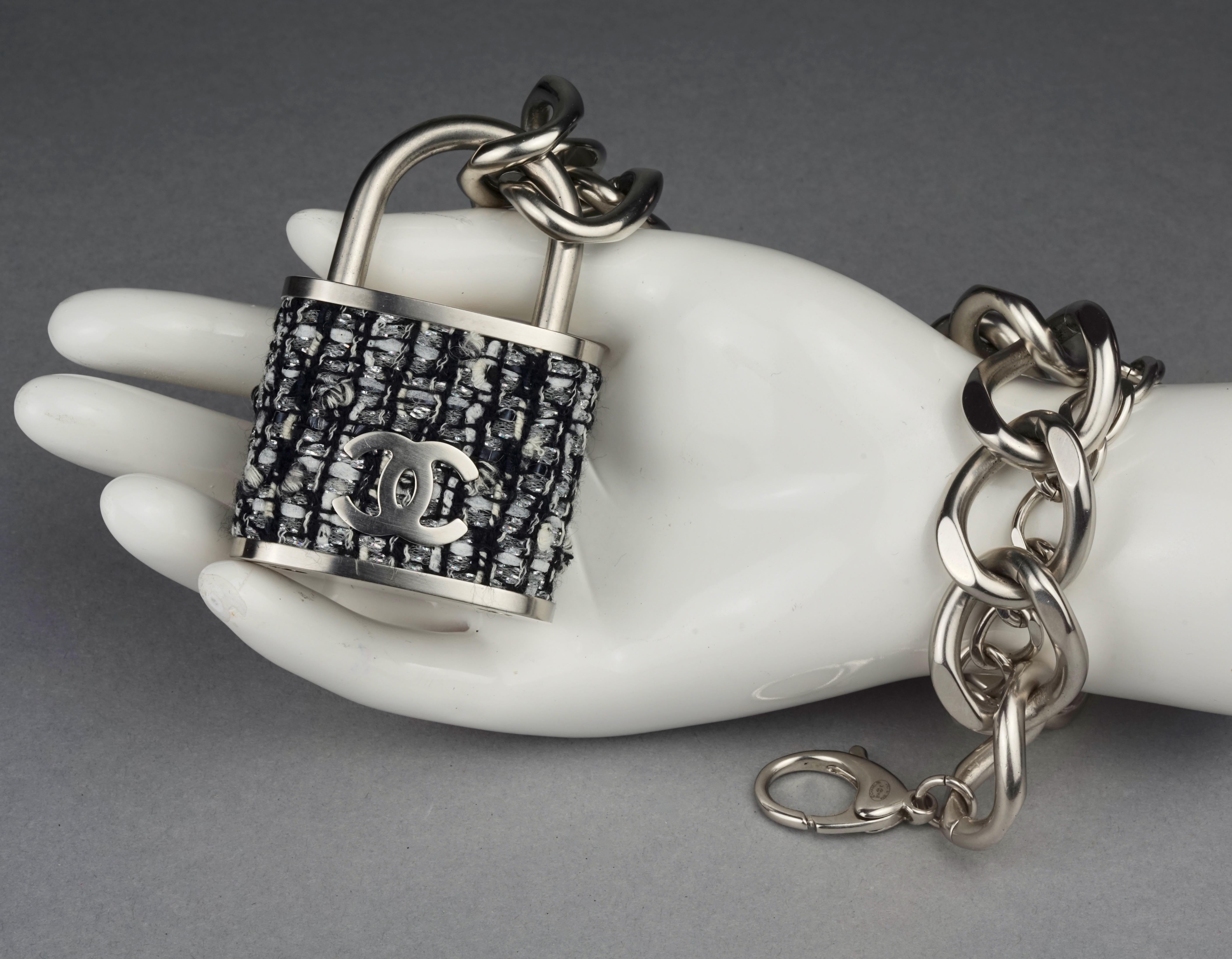 2014 CHANEL Schwarz-Weißer Tweed- Padlock „Supermarket“ Silbergürtel/Halskette im Angebot 7