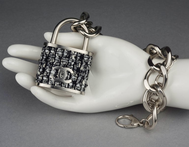 CHANEL Ceinture/ collier en argent « Supermarket » avec cadenas en tweed  noir et blanc, 2014 En vente sur 1stDibs