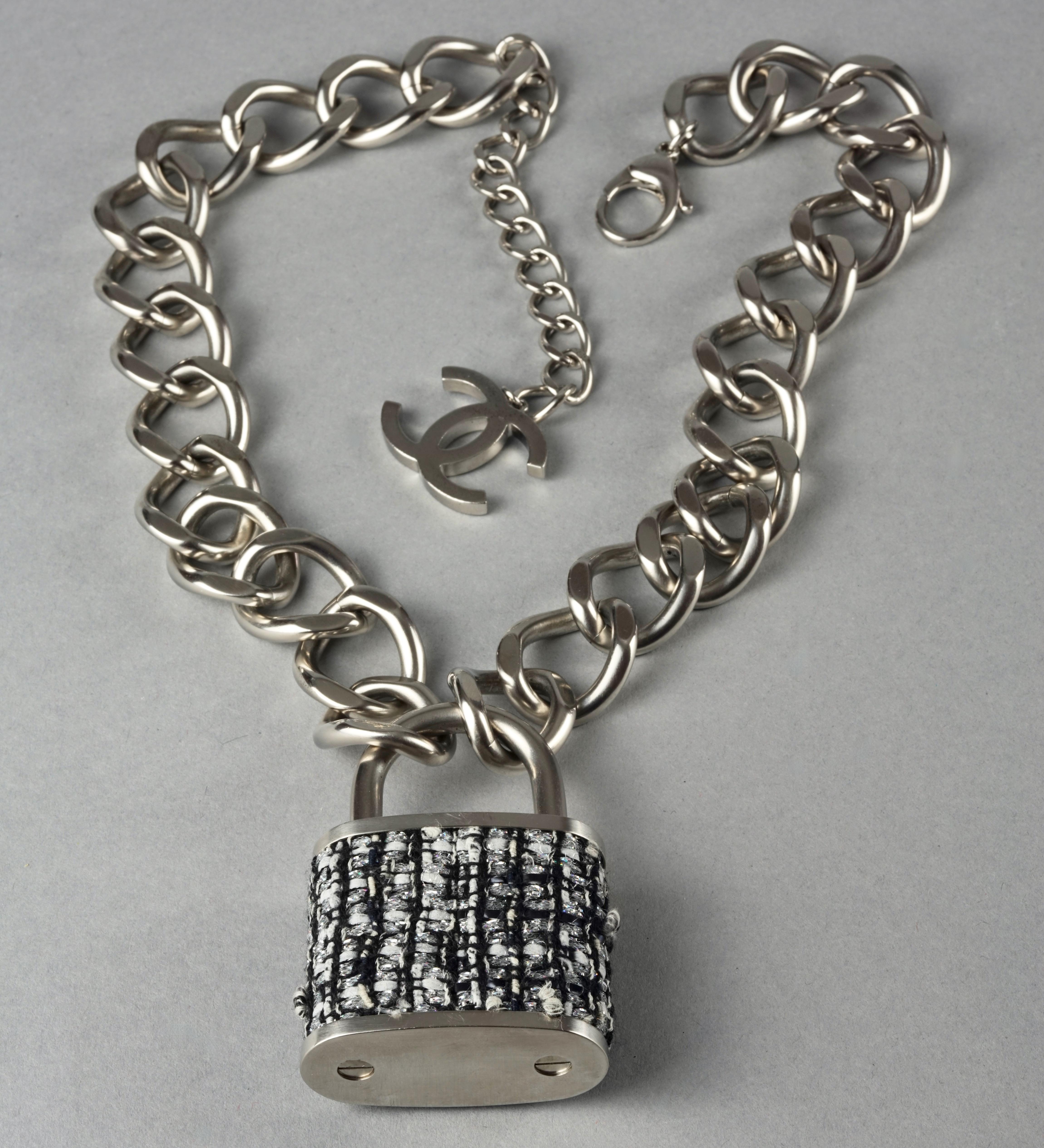 2014 CHANEL Schwarz-Weißer Tweed- Padlock „Supermarket“ Silbergürtel/Halskette im Angebot 3