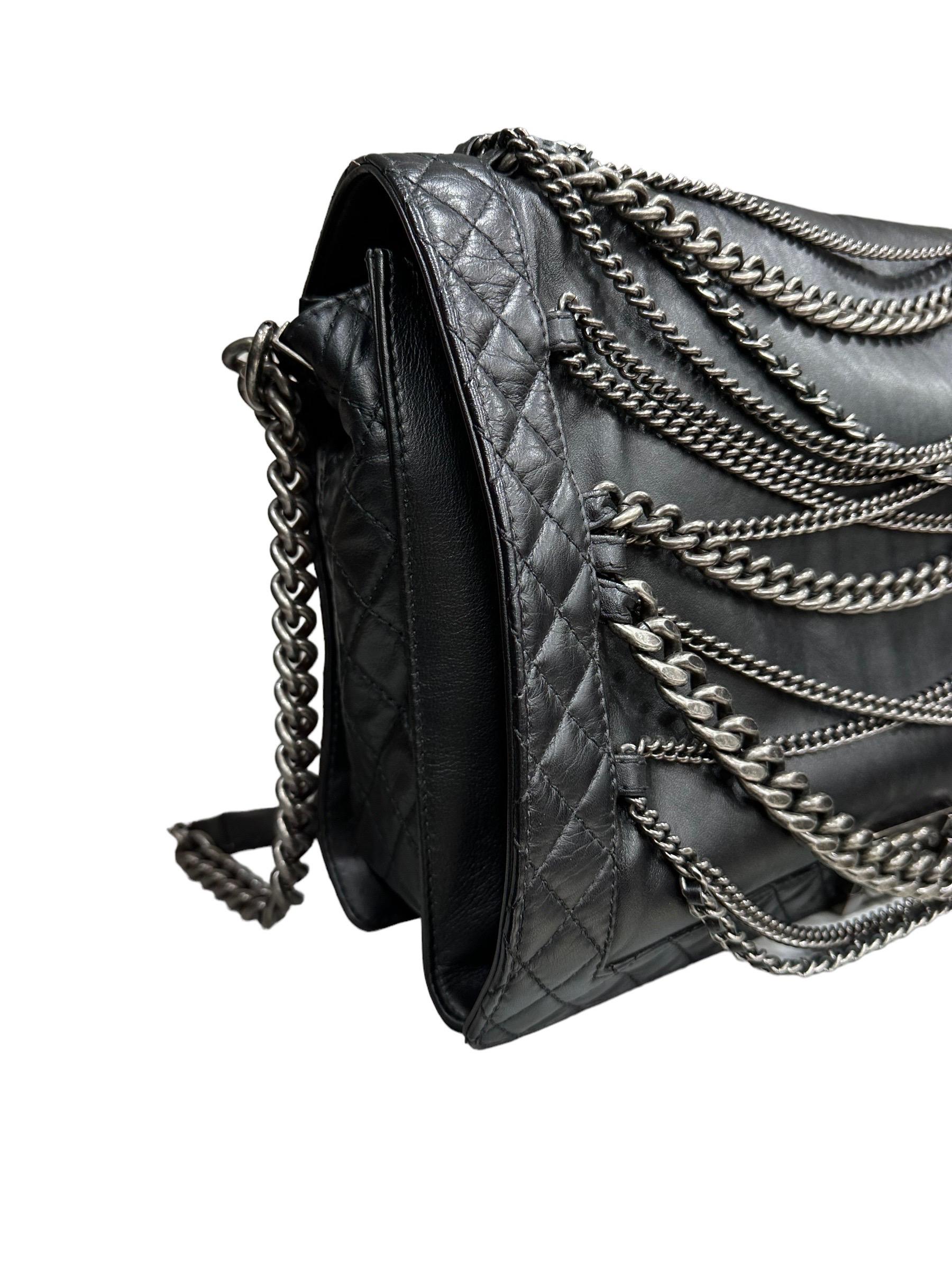 Chanel signed bag, Boy model, in Multi Chain XL limited edition, made of smooth black leather with silver hardware. Equipped with a front flap with CC interlocking closure, internally lined in smooth black leather, very roomy. Equipped with a
