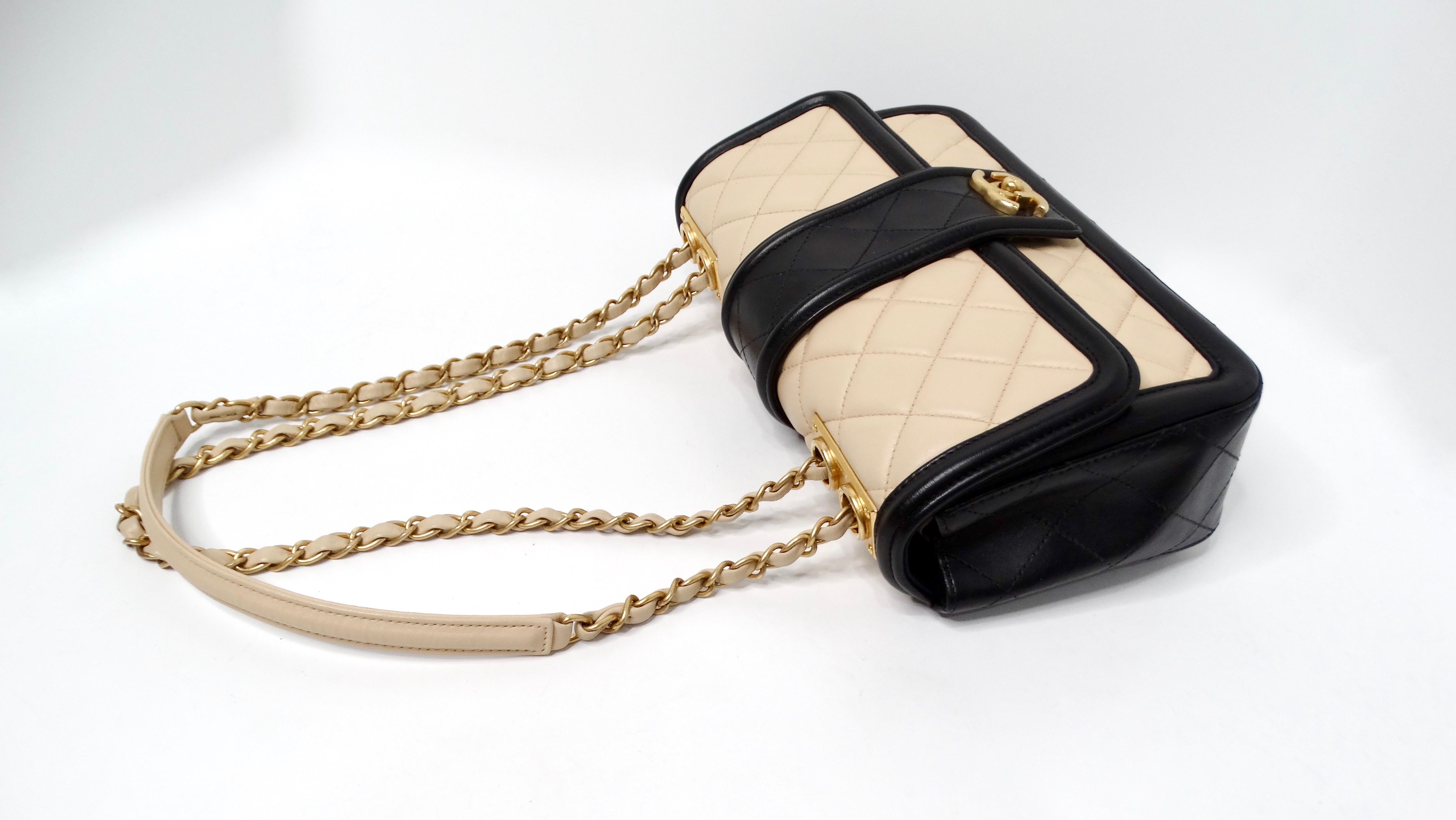 Die Chanel Elegant CC Tan & Black Quilted Lambskin Flap Bag 2014 ist ein zeitloses Accessoire, das Raffinesse mit Praktikabilität verbindet. Diese exquisite, zweifarbige Tasche besteht aus einer luxuriösen Mischung aus schwarzem und hellbraunem