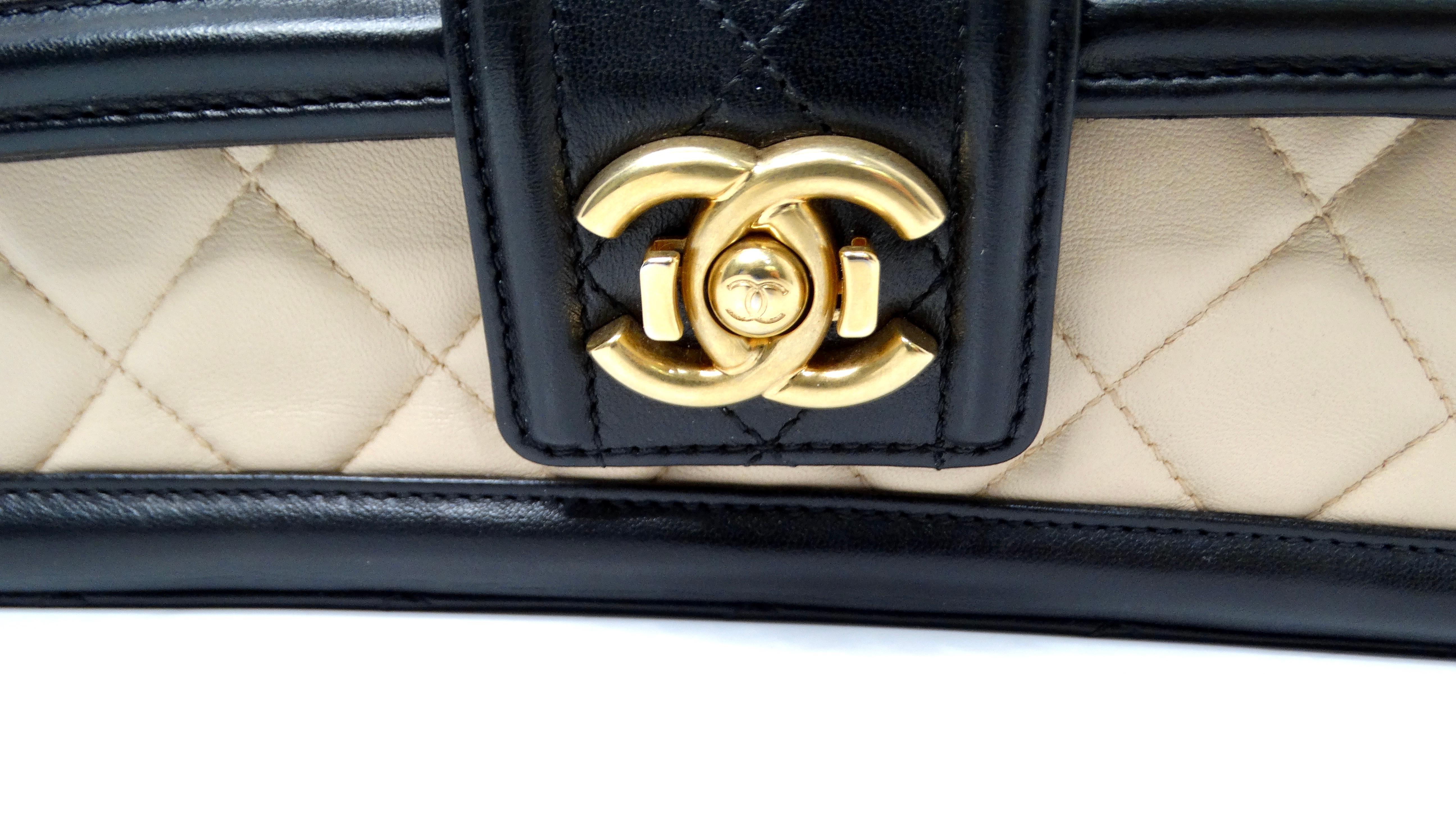 2014 Chanel Elegant CC Tan & Schwarze gesteppte Lammfell-Klappentasche mit Klappe (Beige) im Angebot