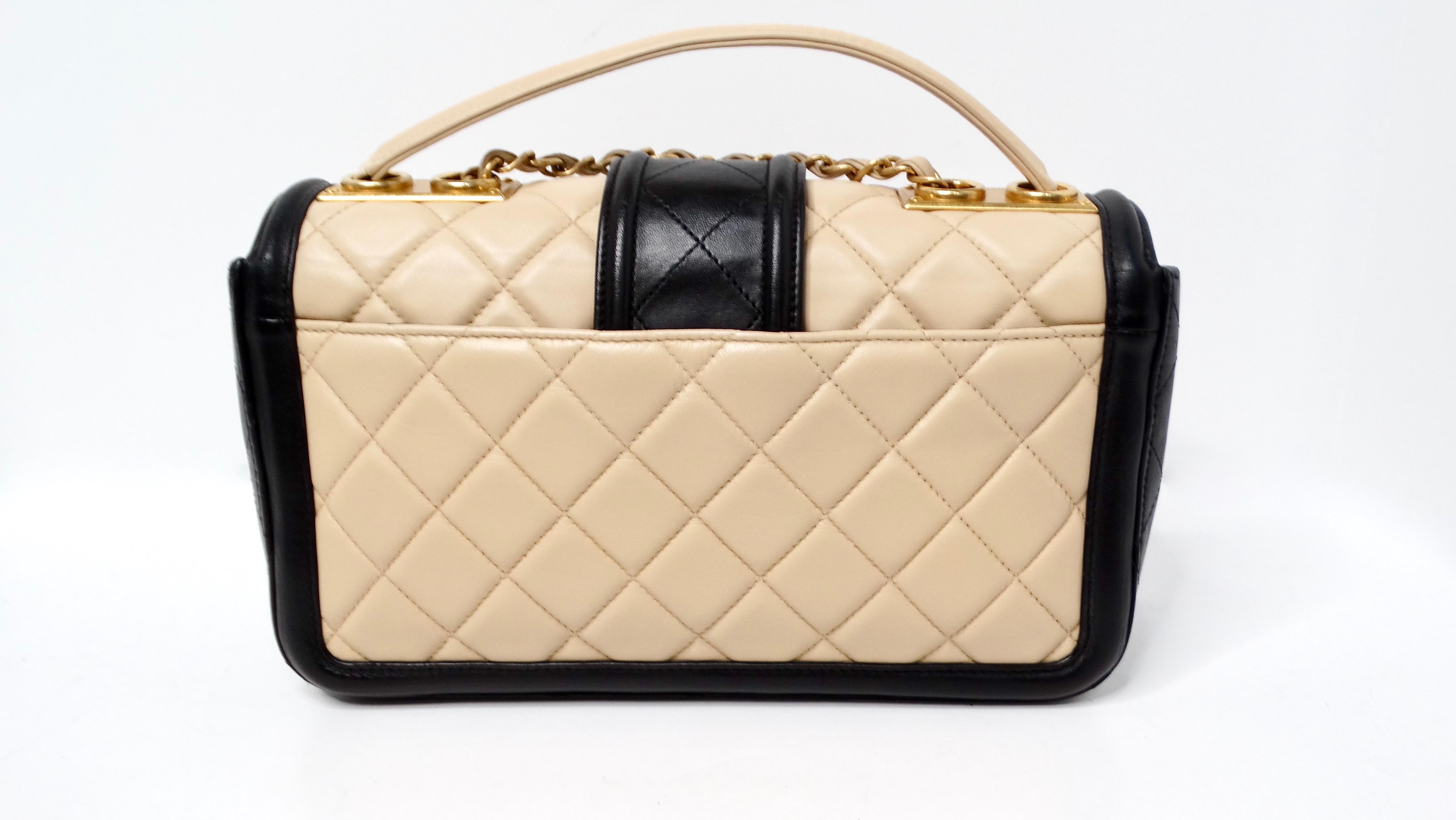 2014 Chanel Elegant CC Tan & Schwarze gesteppte Lammfell-Klappentasche mit Klappe im Angebot 2
