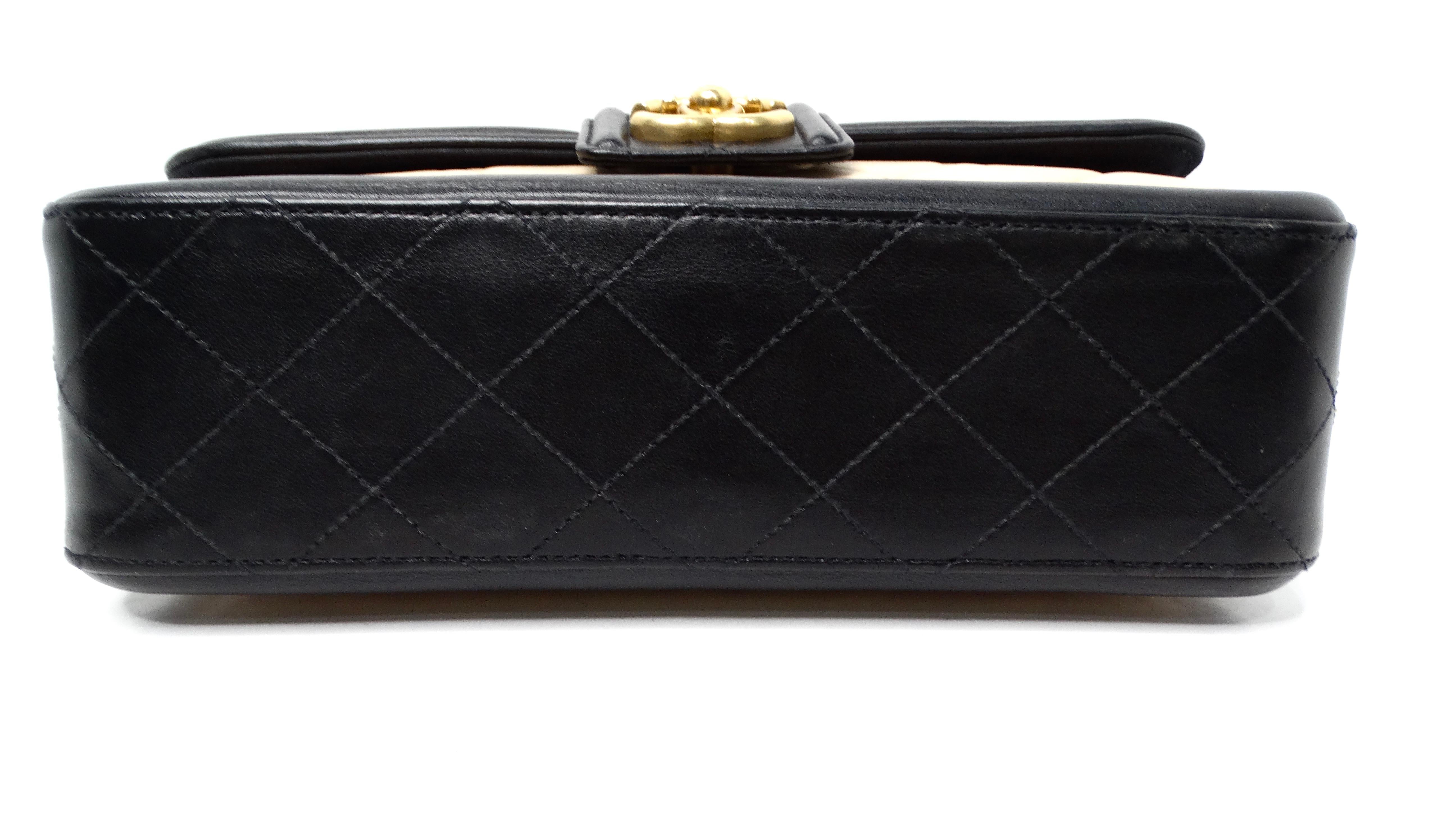 2014 Chanel Elegant CC Tan & Schwarze gesteppte Lammfell-Klappentasche mit Klappe im Angebot 4