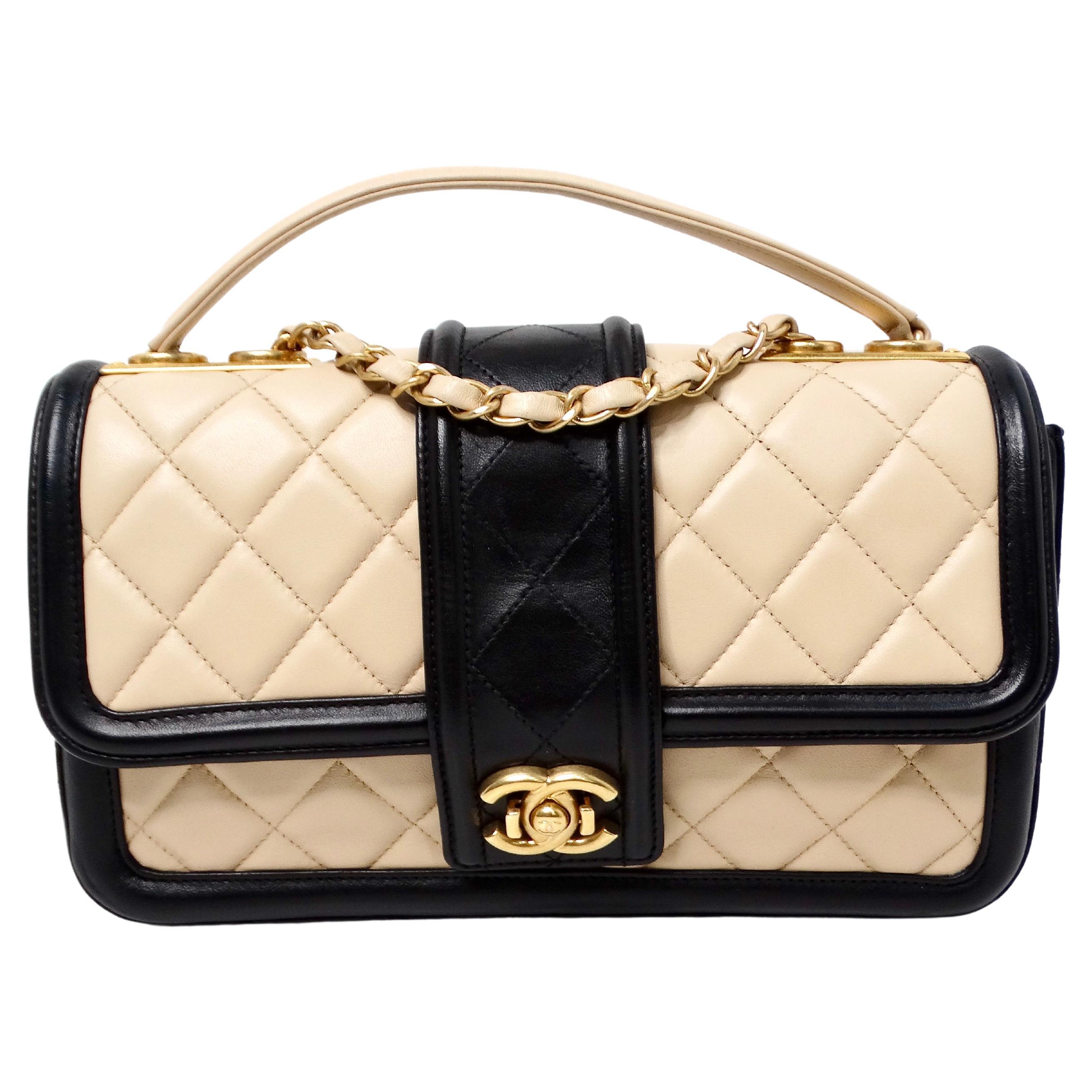 2014 Chanel Elegant CC Tan & Schwarze gesteppte Lammfell-Klappentasche mit Klappe im Angebot