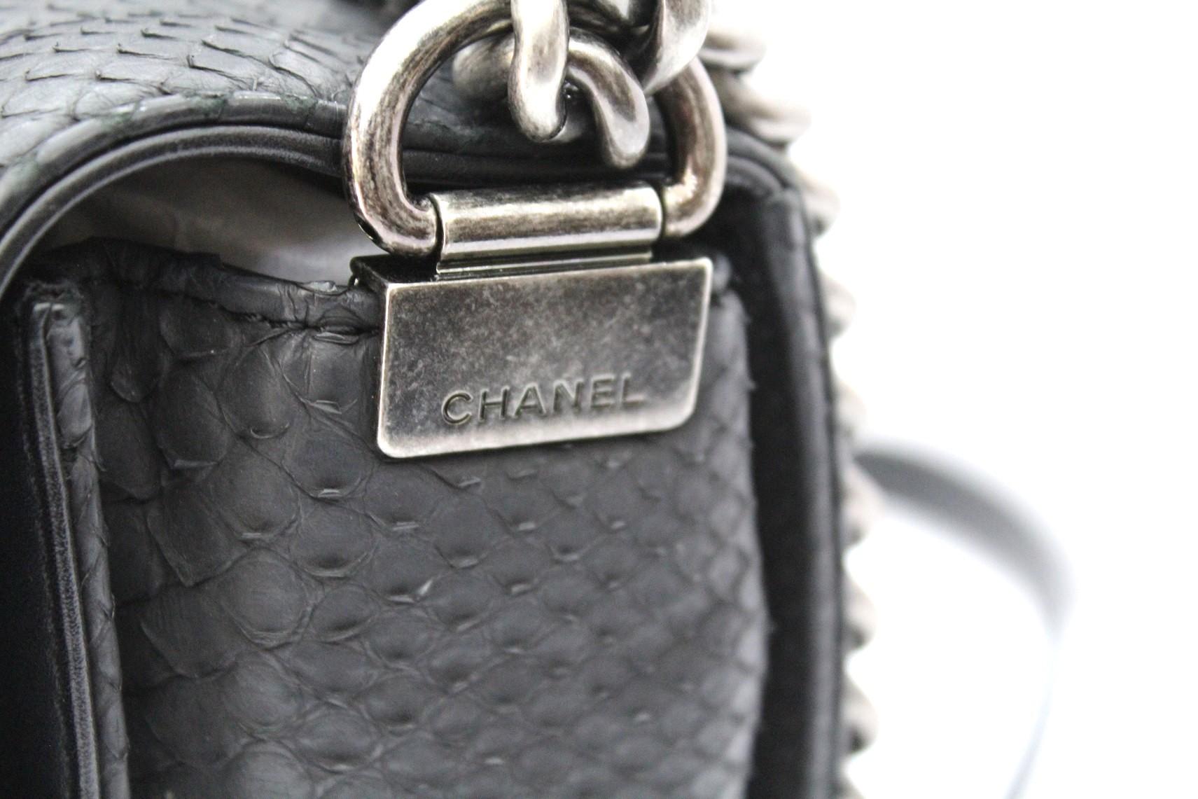 2014 Chanel Grey Leather Boy Bag In Excellent Condition In Torre Del Greco, IT