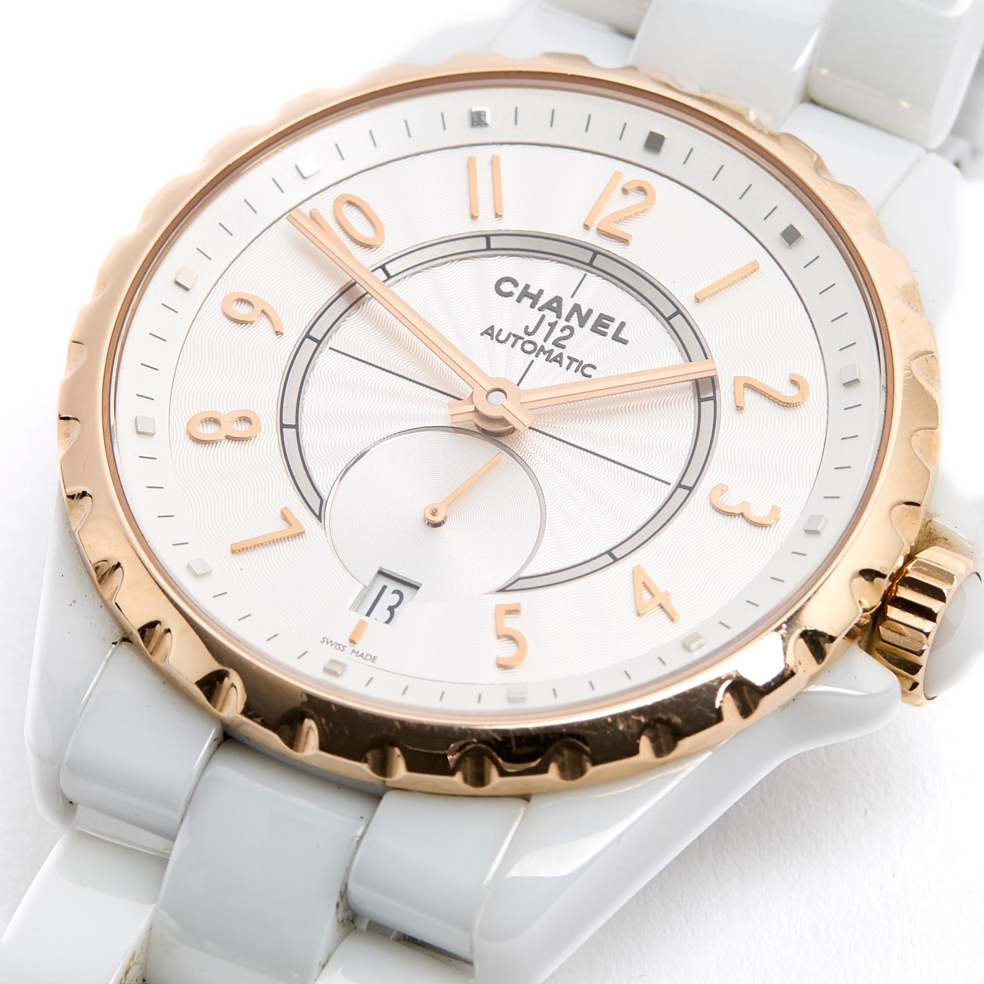 Orologio Chanel modello J12 365 (referenza H3839) in ceramica e oro rosa, carica automatica, calendario a ore 6, lancetta dei secondi, quadrante guilloché beige dorato, doppia chiusura pieghevole, impermeabile fino a 100 metri. Diametro 3,65 cm,