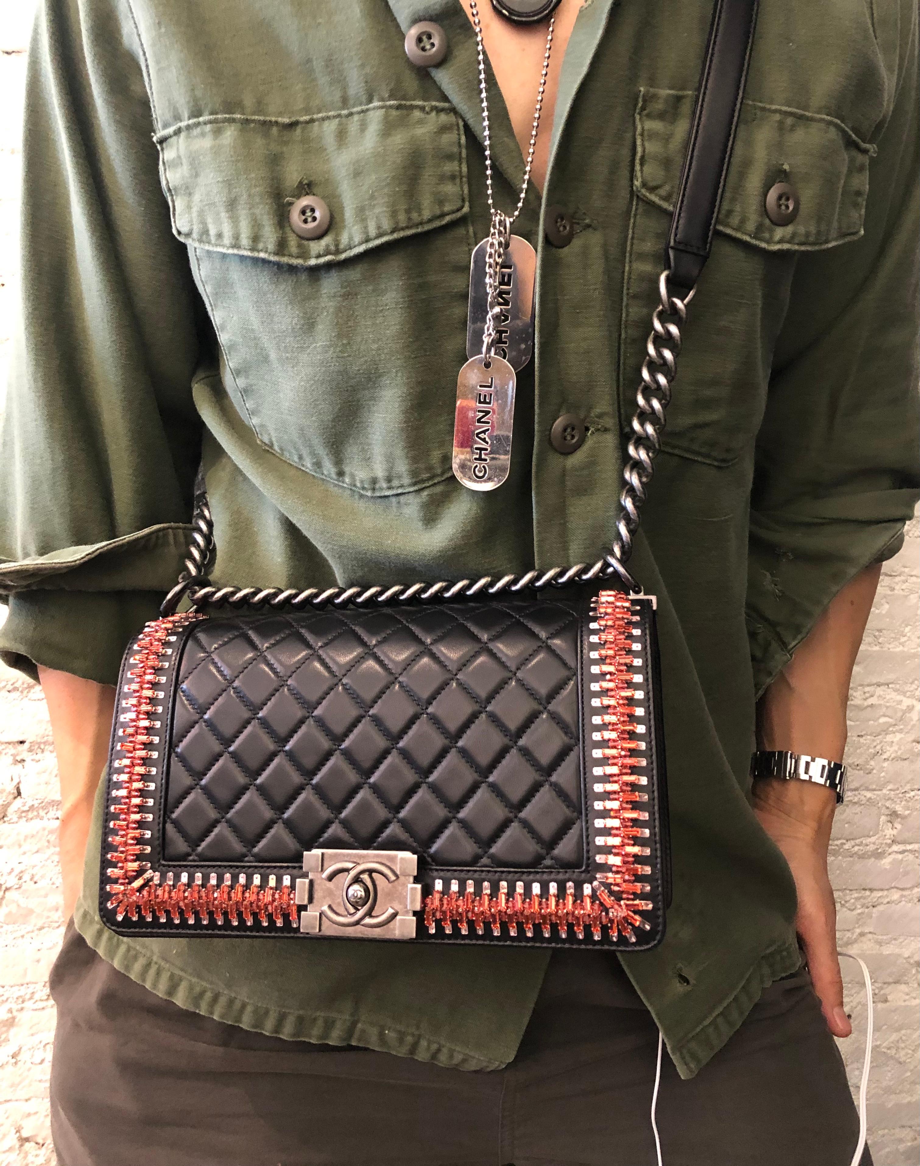 2014 Non utilisé CHANEL Medium Black Lambskin Boy Bag with Red Rhinestones (Sac de garçon moyen en cuir d'agneau noir avec des strass rouges)  Neuf à Bangkok, TH