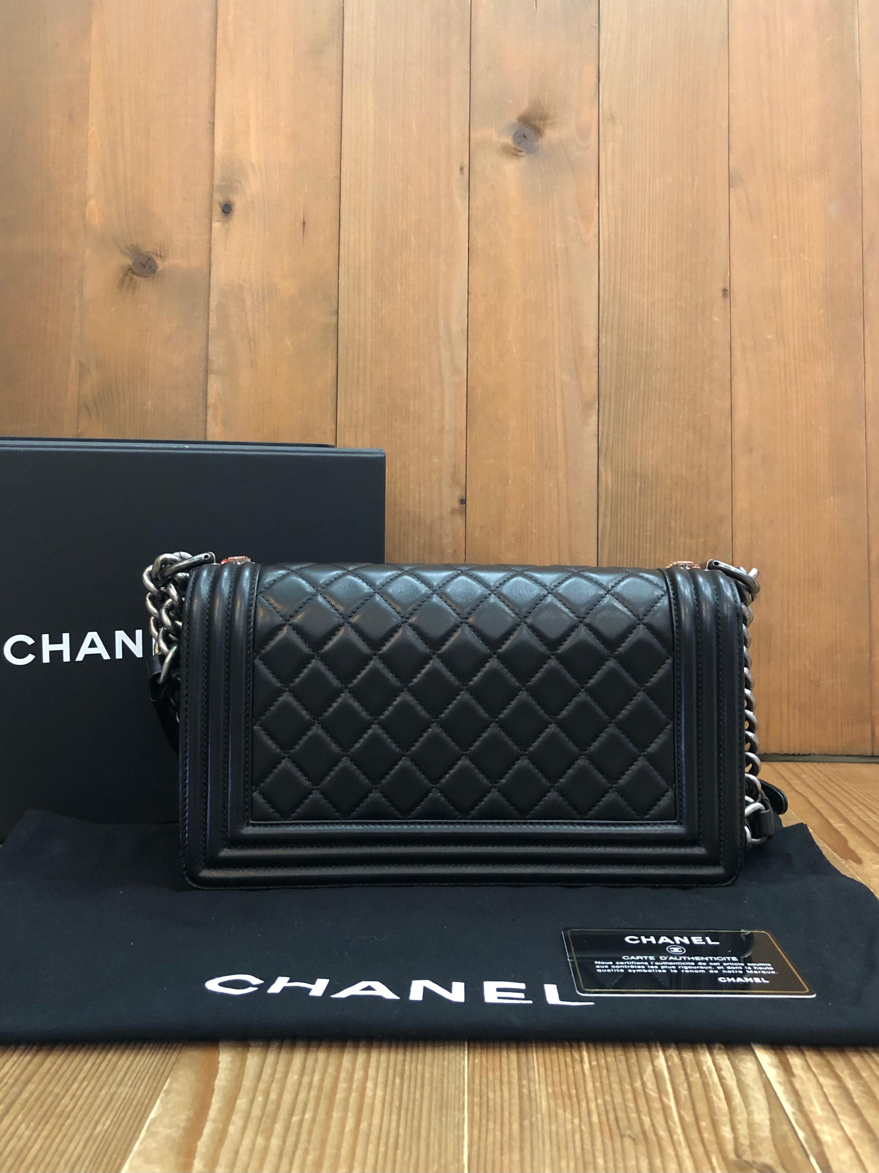 Noir 2014 Non utilisé CHANEL Medium Black Lambskin Boy Bag with Red Rhinestones (Sac de garçon moyen en cuir d'agneau noir avec des strass rouges) 