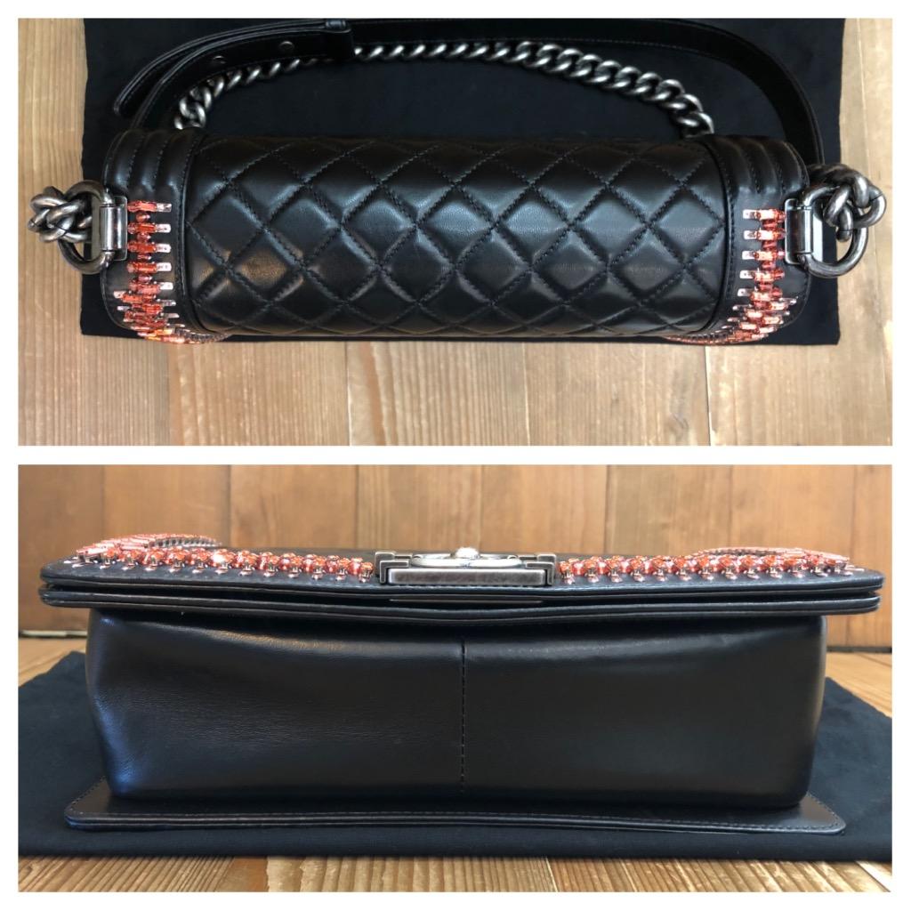 2014 Non utilisé CHANEL Medium Black Lambskin Boy Bag with Red Rhinestones (Sac de garçon moyen en cuir d'agneau noir avec des strass rouges)  1