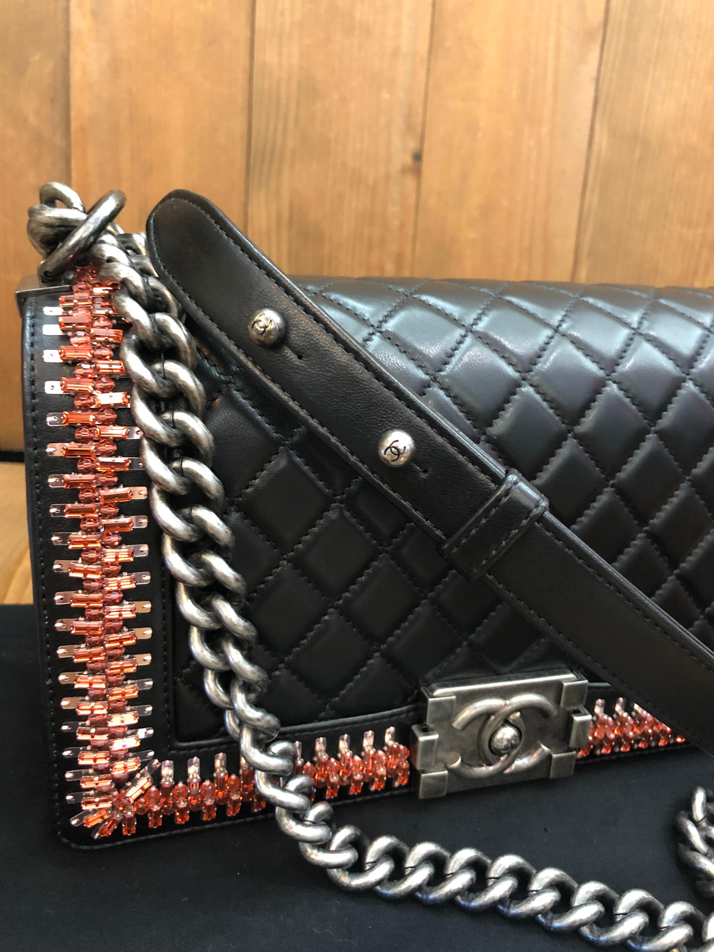 2014 Non utilisé CHANEL Medium Black Lambskin Boy Bag with Red Rhinestones (Sac de garçon moyen en cuir d'agneau noir avec des strass rouges)  2