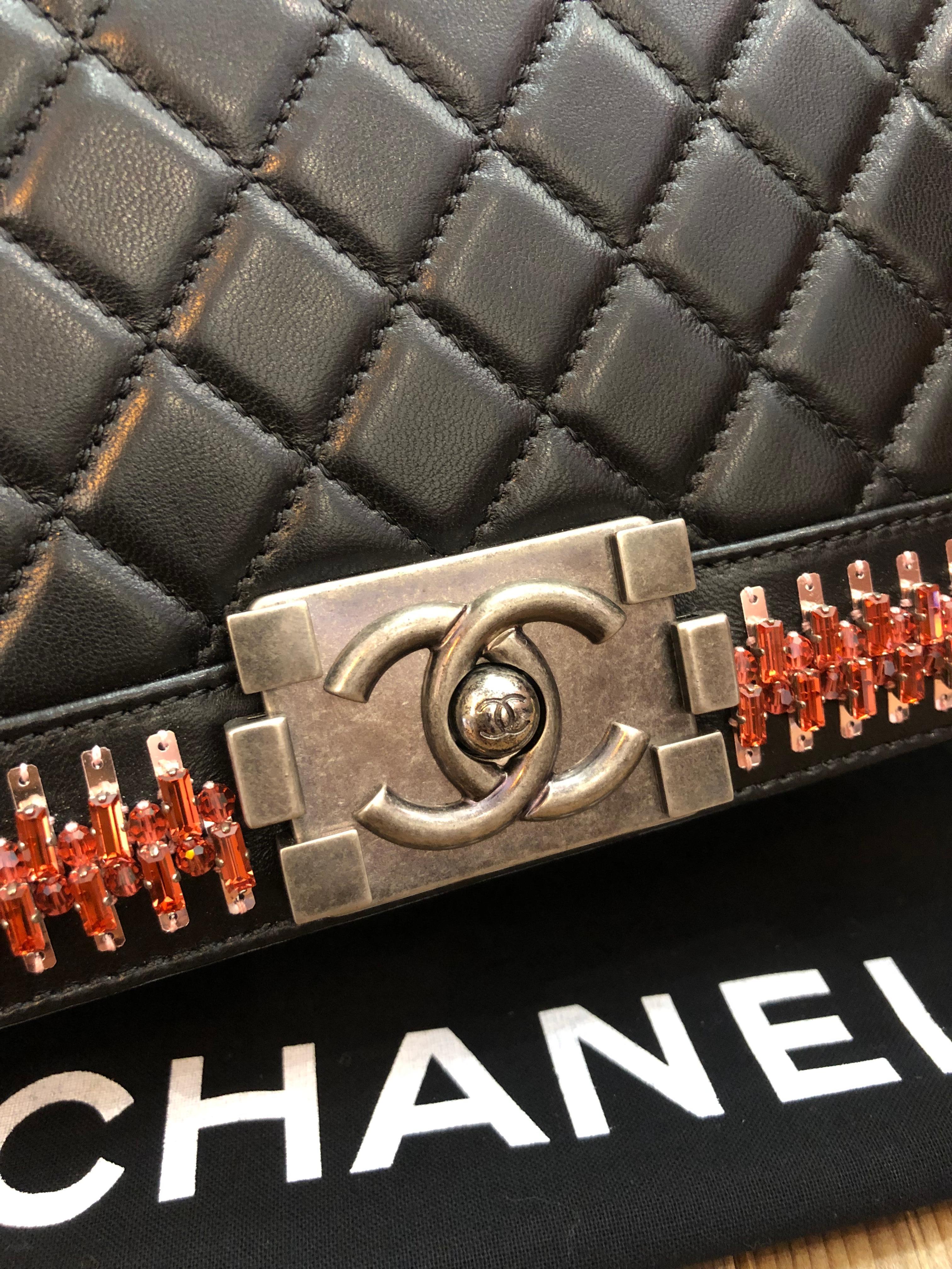 2014 Non utilisé CHANEL Medium Black Lambskin Boy Bag with Red Rhinestones (Sac de garçon moyen en cuir d'agneau noir avec des strass rouges)  4