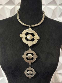 2014 Chanel Silver Gripoix Faux Pearl Collana a tripla goccia