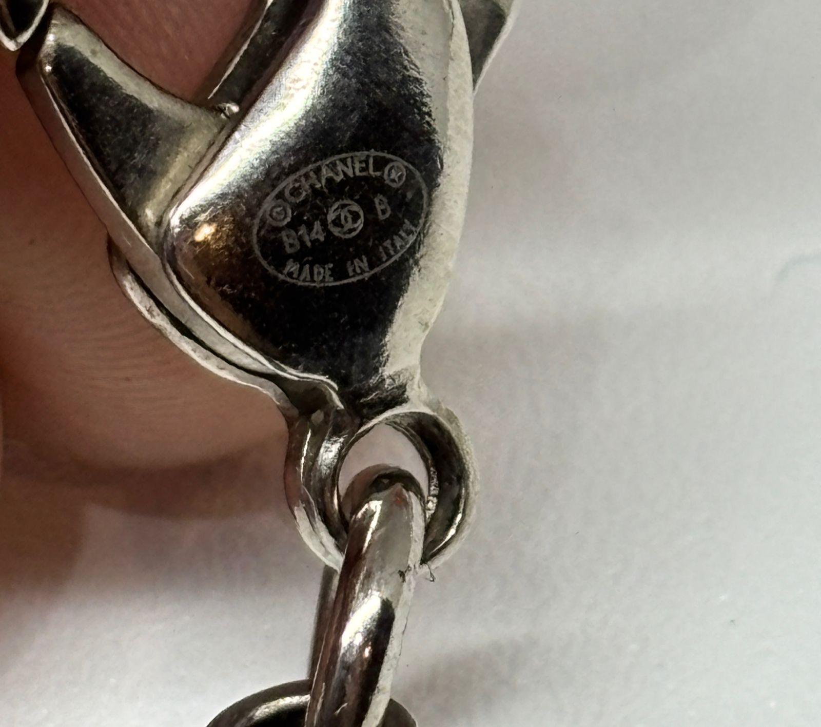 Chanel, collier fantaisie à trois gouttes en argent Gripoix et fausses perles, 2014 Bon état - En vente à Jakarta, Daerah Khusus Ibukota Jakarta