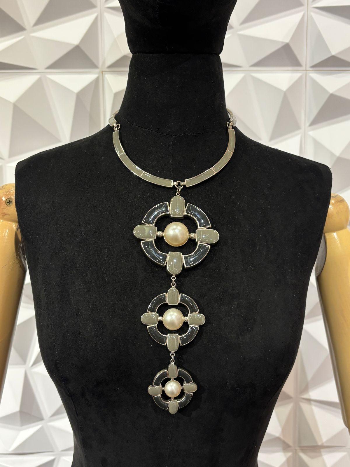 Chanel, collier fantaisie à trois gouttes en argent Gripoix et fausses perles, 2014 Pour femmes en vente