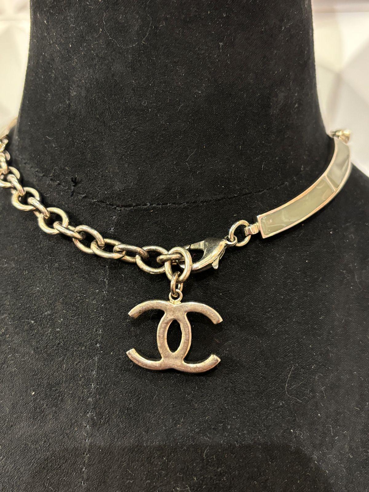 Chanel, collier fantaisie à trois gouttes en argent Gripoix et fausses perles, 2014 en vente 1
