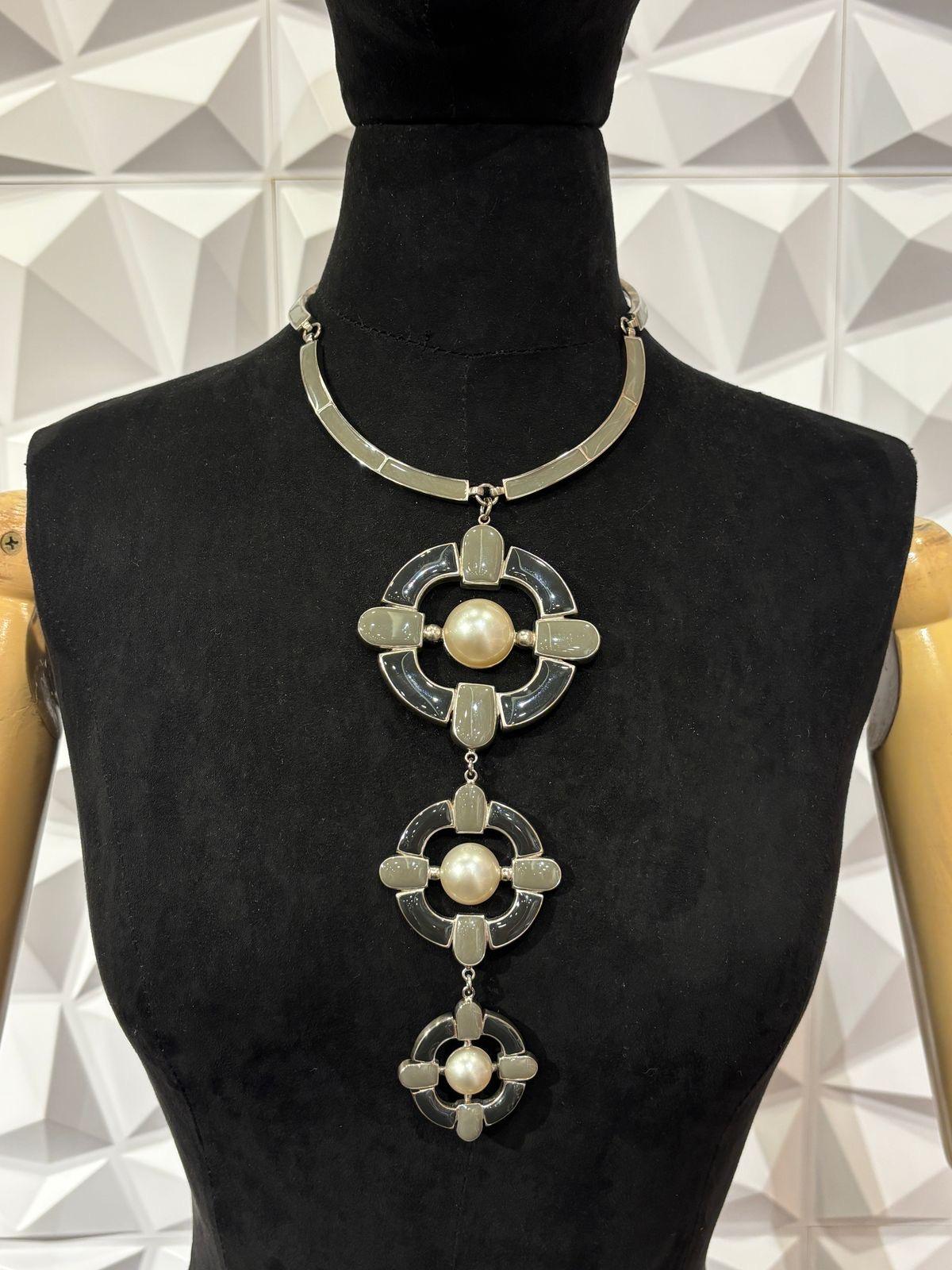 Chanel, collier fantaisie à trois gouttes en argent Gripoix et fausses perles, 2014 en vente 2