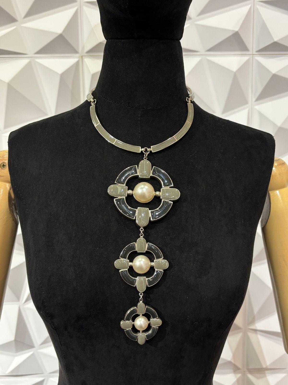 Chanel, collier fantaisie à trois gouttes en argent Gripoix et fausses perles, 2014 en vente 3