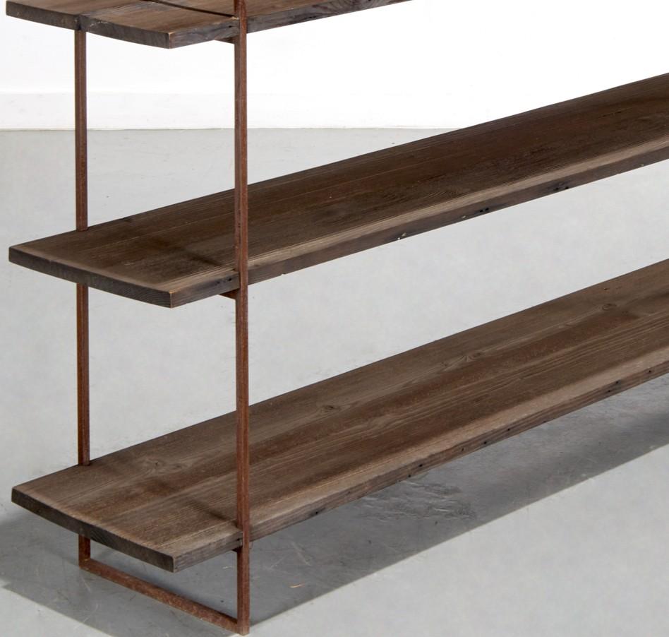 2014, USA, ein maßgefertigtes Regal von Eric Slayton, einem renommierten Möbeldesigner, der für seine minimalistischen Kreationen im industriellen Stil bekannt ist. Die Herstellermarke und die Signatur von Eric Slayton sind auf der Unterseite