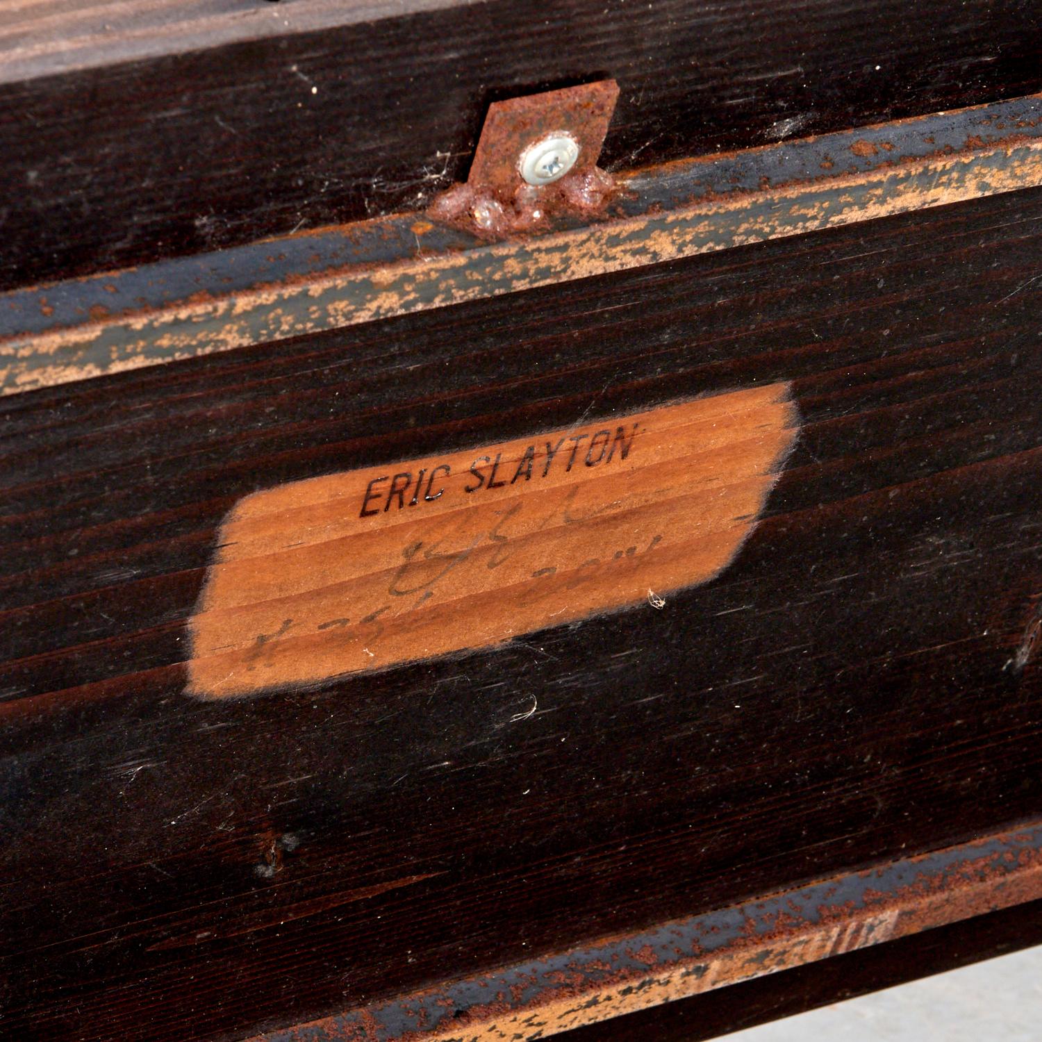 2014 maßgefertigte Eric Slayton-Konsole mit offenem Regal und altem Holz und patiniertem Metall (21. Jahrhundert und zeitgenössisch) im Angebot