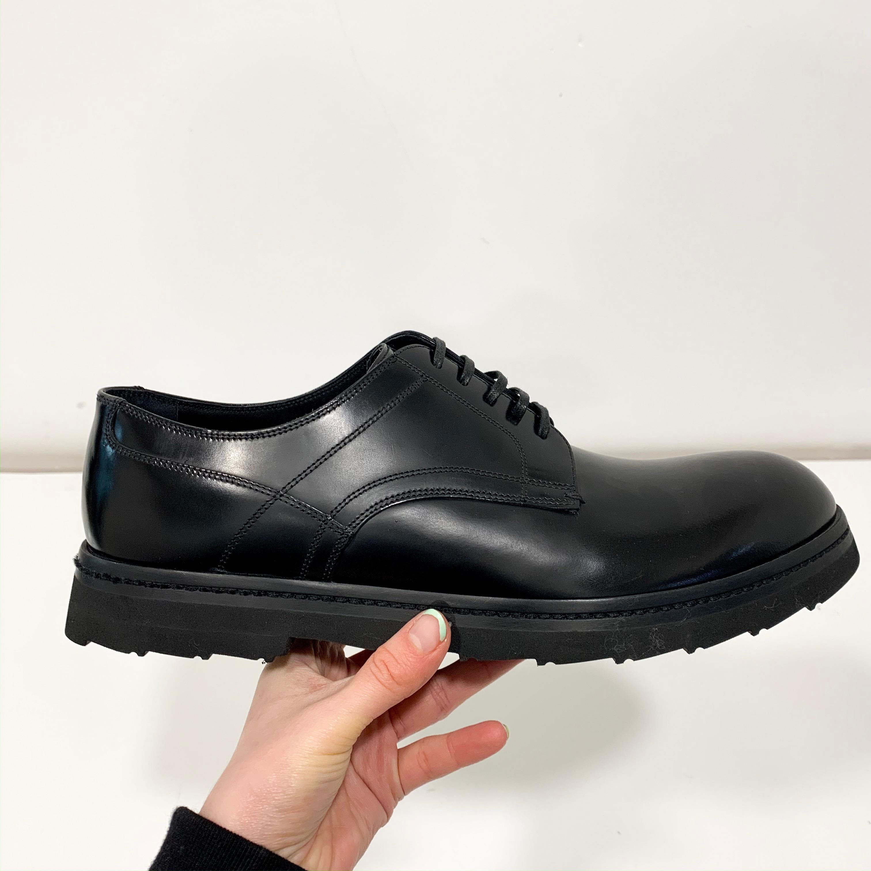 The Dolce and Gabbana men’s Derby shoes are made in Italy form Spazzolato leather. The shoes feature a rubberised sole for extra comfort. The leather laces and leather lining reflect the quality of the shoes. 

Dolce and Gabbana size 9
Uk 9
Eu
