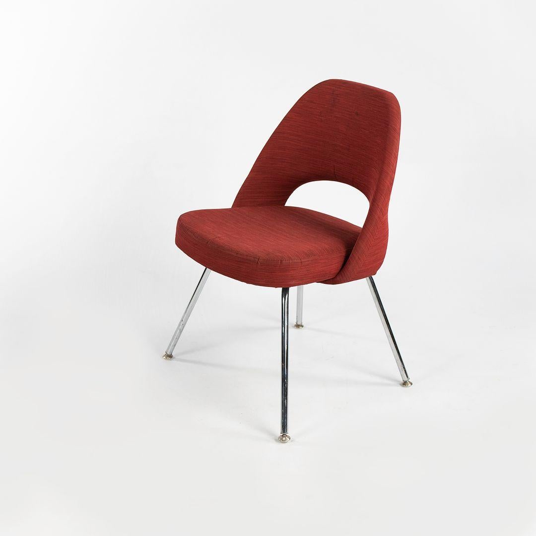 Questa è una sedia direzionale senza braccioli Saarinen, modello 72C, disegnata nel 1950 da Eero Saarinen e prodotta da Knoll. Questo particolare esemplare è stato prodotto nel 2014. Il design è caratterizzato da gambe tubolari in acciaio cromato e