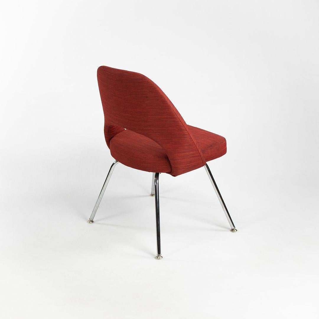 Moderno 2014 Eero Saarinen for Knoll Executive Side Chair Modello 72C in Tessuto Rosso in vendita