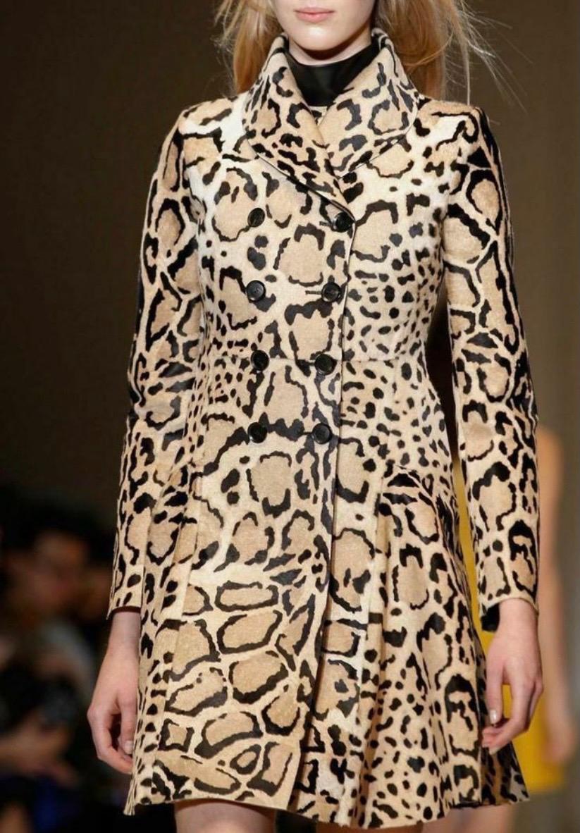 Gucci beautifully blends tradition with modern eccentricities. 
Swap out of your regulars and make this Gucci your go to style. 
Bold leopard prints added to the glamorous feel of Frida Giannini's '60s-inspired Fall '14 collection at Gucci. Edgy,