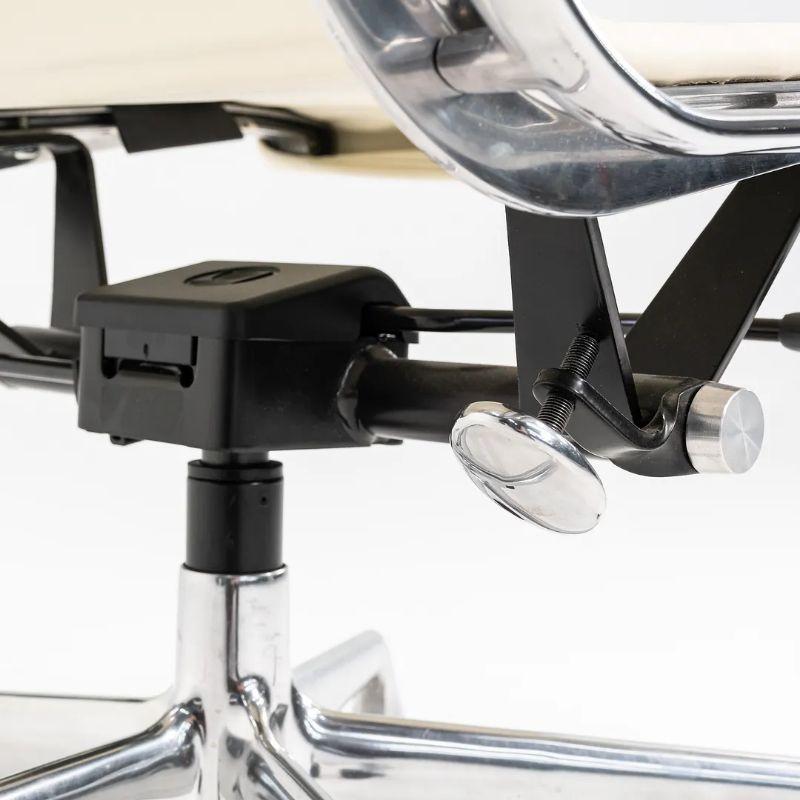 2014 Herman Miller Aluminum Group Executive Desk Chair in Leather w/ Base (Chaise de bureau en aluminium Eames) en vente 3