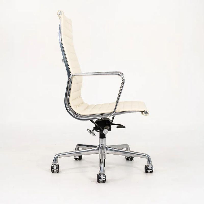 Il s'agit d'une chaise de bureau à dossier haut Eames Aluminum Group Executive, conçue par Charles et Ray Eames et produite par Herman Miller. Le prix indiqué comprend une chaise, mais plusieurs chaises sont disponibles à l'achat. Ce modèle a été