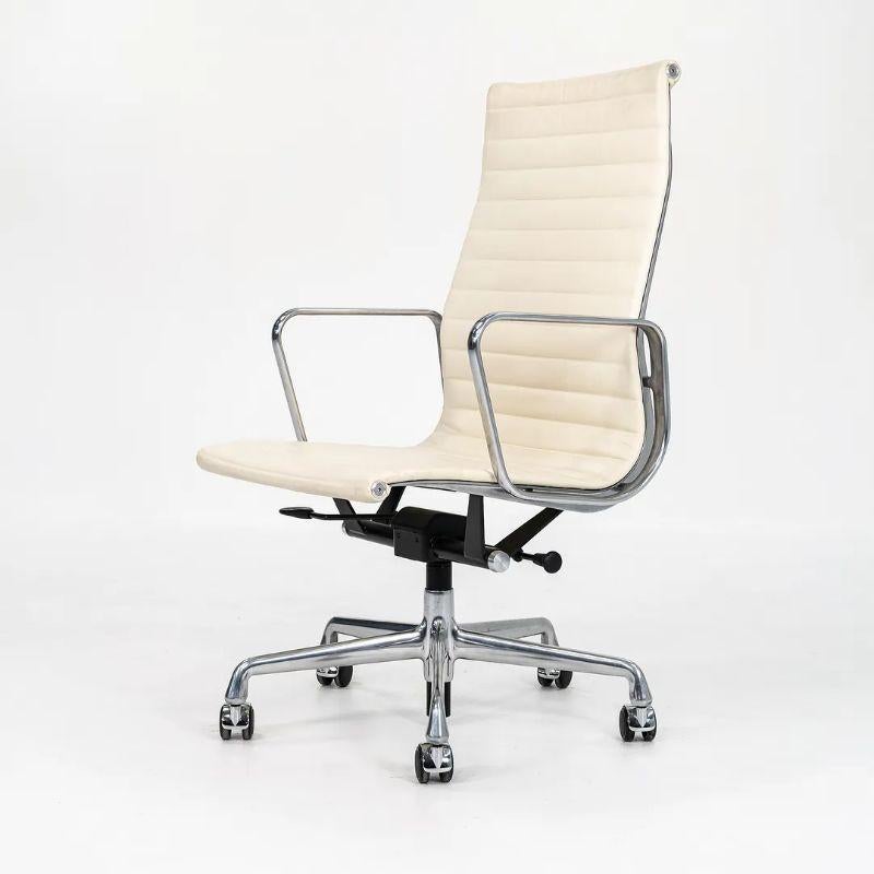 Américain 2014 Herman Miller Aluminum Group Executive Desk Chair in Leather w/ Base (Chaise de bureau en aluminium Eames) en vente