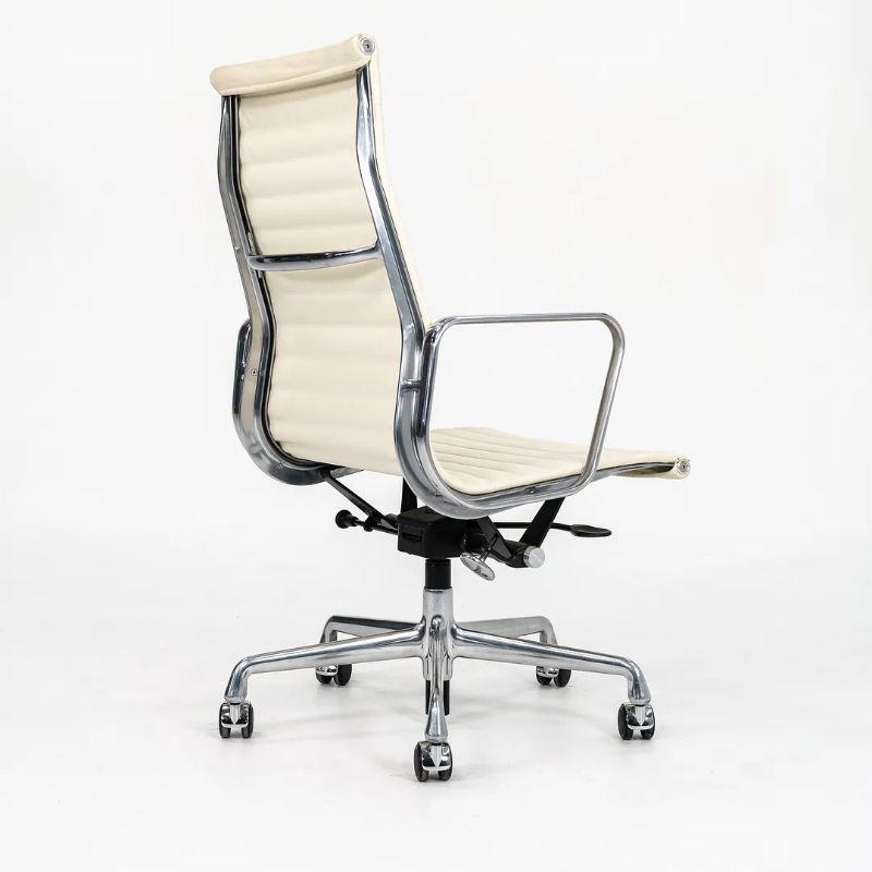 2014 Herman Miller Aluminum Group Executive Desk Chair in Leather w/ Base (Chaise de bureau en aluminium Eames) Excellent état - En vente à Philadelphia, PA