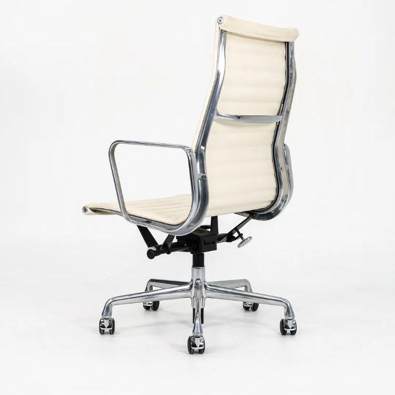 XXIe siècle et contemporain 2014 Herman Miller Aluminum Group Executive Desk Chair in Leather w/ Base (Chaise de bureau en aluminium Eames) en vente