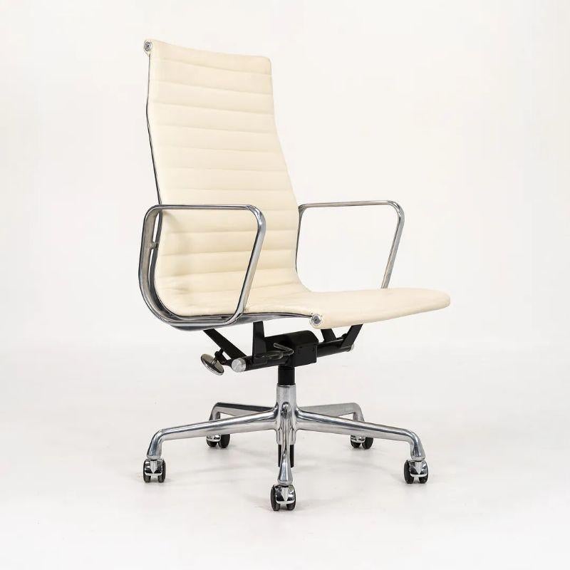 2014 Herman Miller Aluminum Group Executive Desk Chair in Leather w/ Base (Chaise de bureau en aluminium Eames) en vente 1