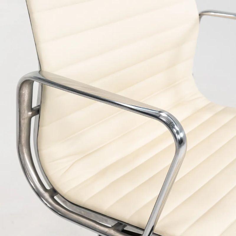 2014 Herman Miller Aluminum Group Executive Desk Chair in Leather w/ Base (Chaise de bureau en aluminium Eames) en vente 2