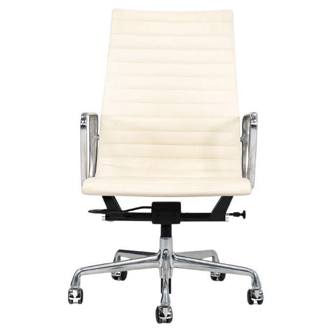 2014 Herman Miller Aluminum Group Executive Desk Chair in Leather w/ Base (Chaise de bureau en aluminium Eames) en vente