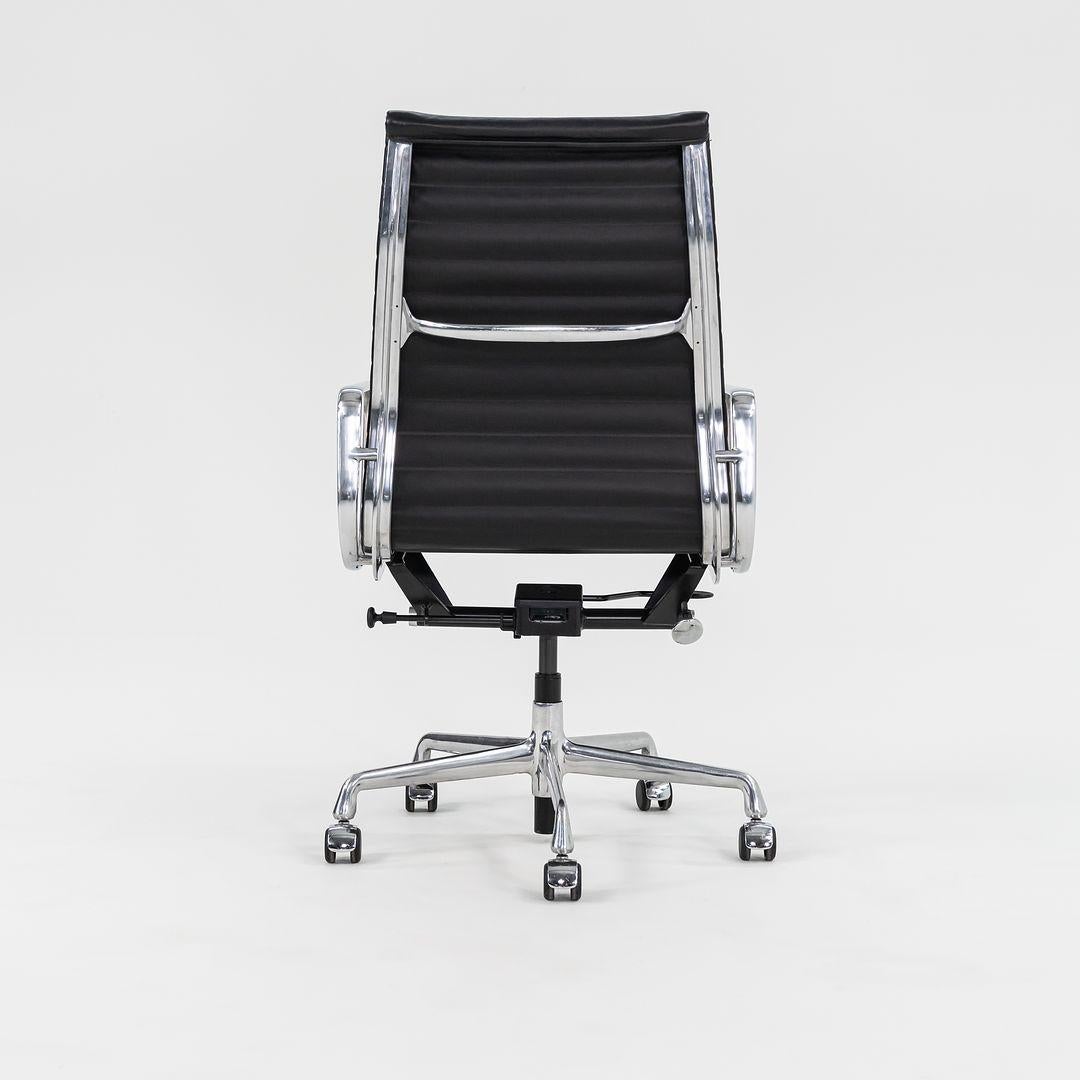 2014 Herman Miller Eames Aluminum Group Chefsessel mit pneumatischem Fuß im Angebot 3