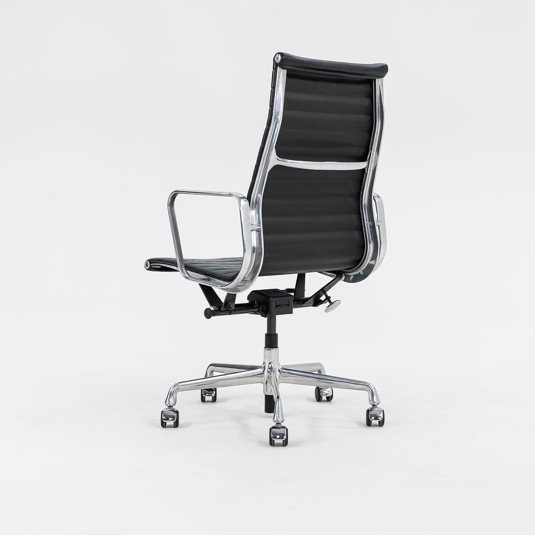 2014 Herman Miller Eames Aluminum Group Chefsessel mit pneumatischem Fuß im Angebot 4