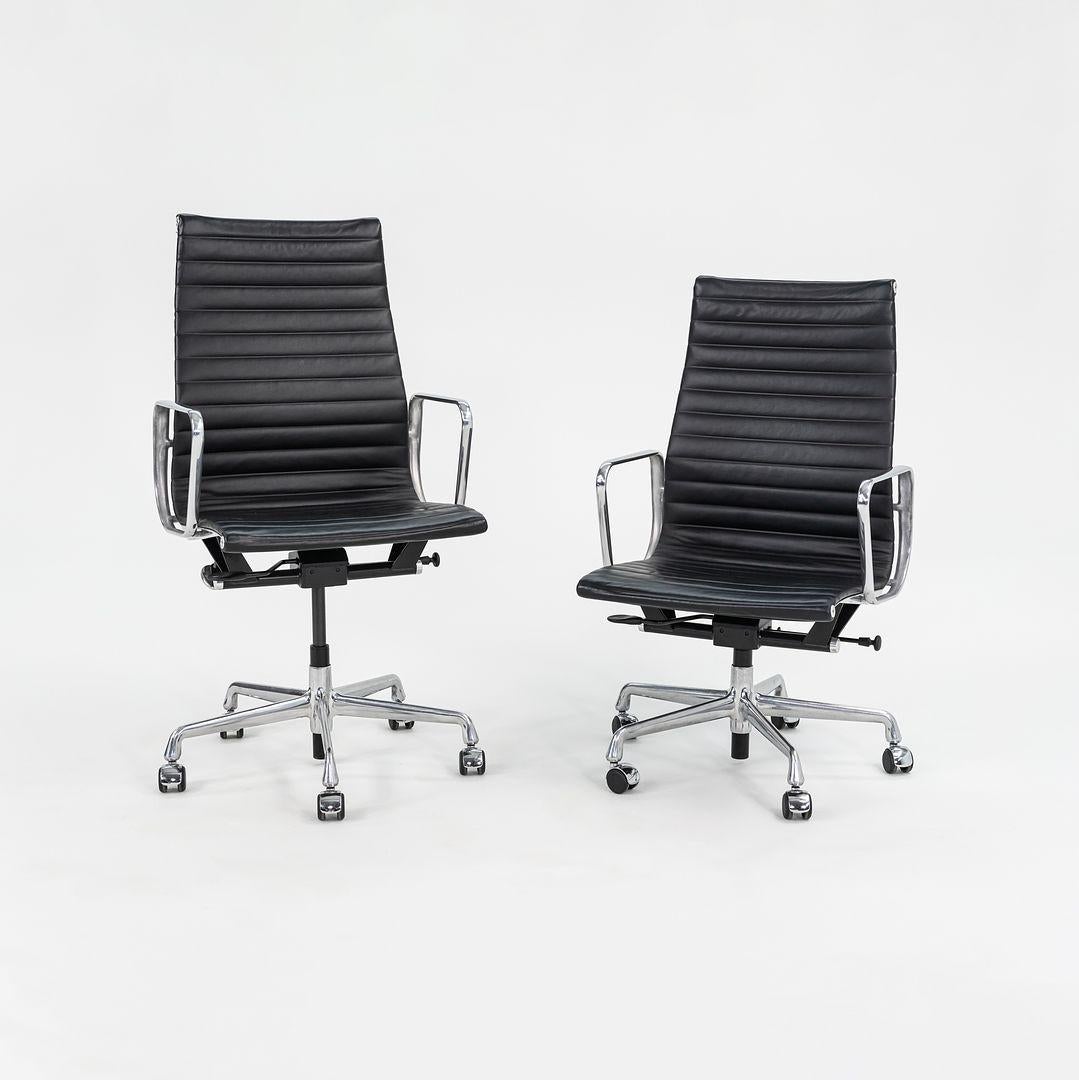 Dies ist ein Eames Aluminum Group Executive Schreibtischstuhl mit hoher Rückenlehne, entworfen von Charles und Ray Eames und hergestellt von Herman Miller. Im Angebotspreis ist ein Stuhl enthalten, es können aber auch mehrere Stühle einzeln erworben