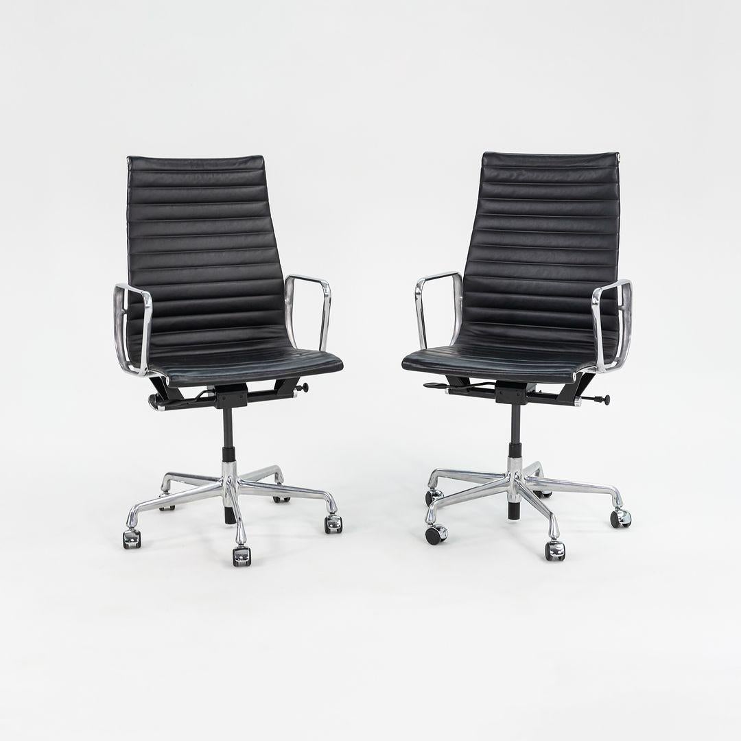 2014 Herman Miller Eames Aluminum Group Chefsessel mit pneumatischem Fuß (Moderne) im Angebot