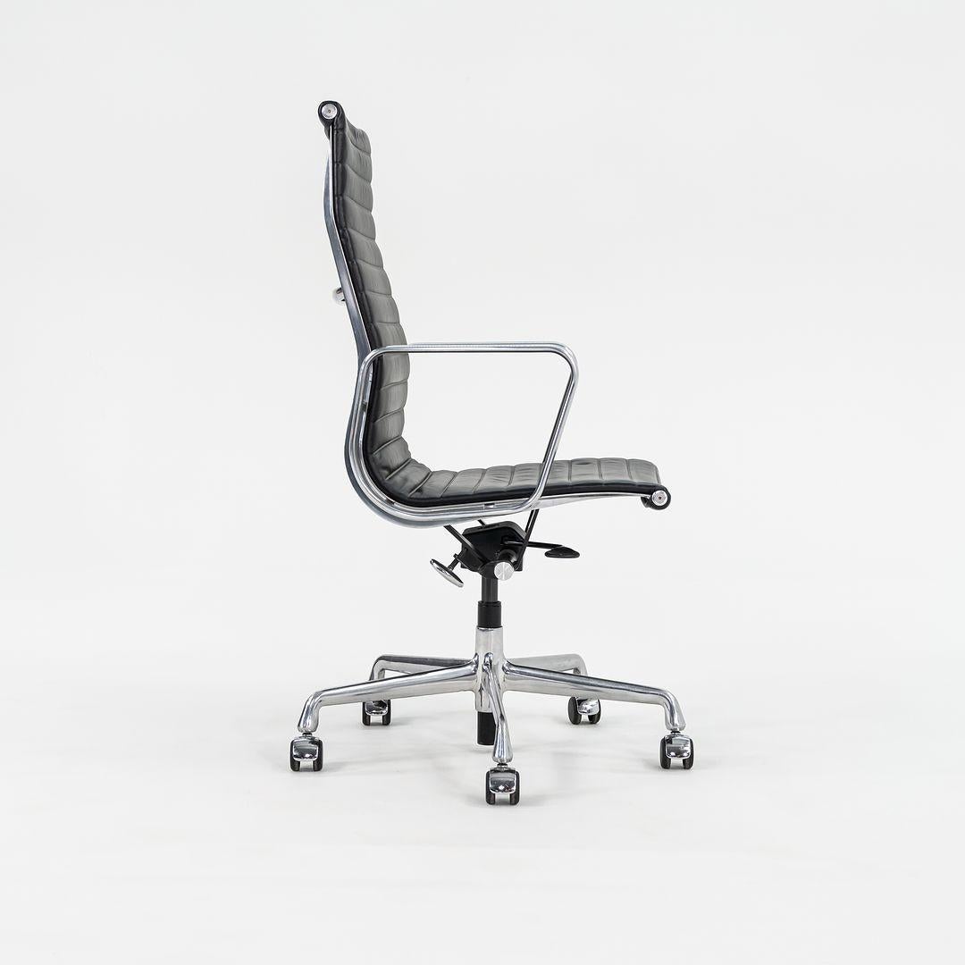 2014 Herman Miller Eames Aluminum Group Chefsessel mit pneumatischem Fuß (amerikanisch) im Angebot
