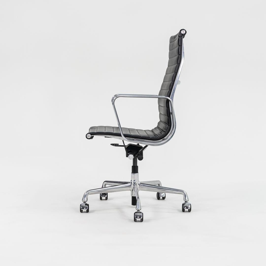 2014 Herman Miller Eames Aluminum Group Chefsessel mit pneumatischem Fuß im Zustand „Hervorragend“ im Angebot in Philadelphia, PA