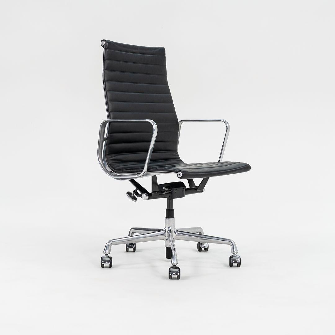 2014 Herman Miller Eames Aluminum Group Chefsessel mit pneumatischem Fuß (21. Jahrhundert und zeitgenössisch) im Angebot