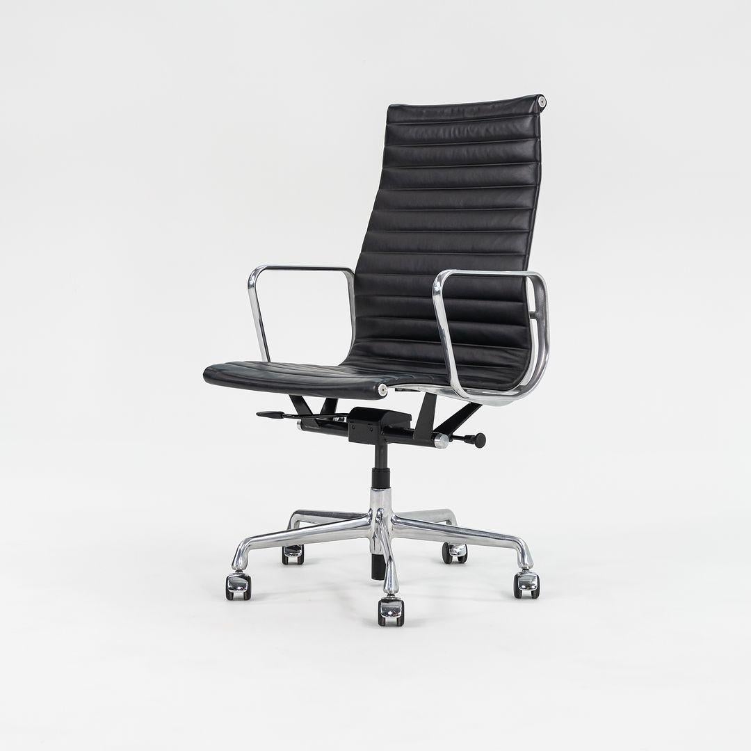 2014 Herman Miller Eames Aluminum Group Chefsessel mit pneumatischem Fuß (Aluminium) im Angebot