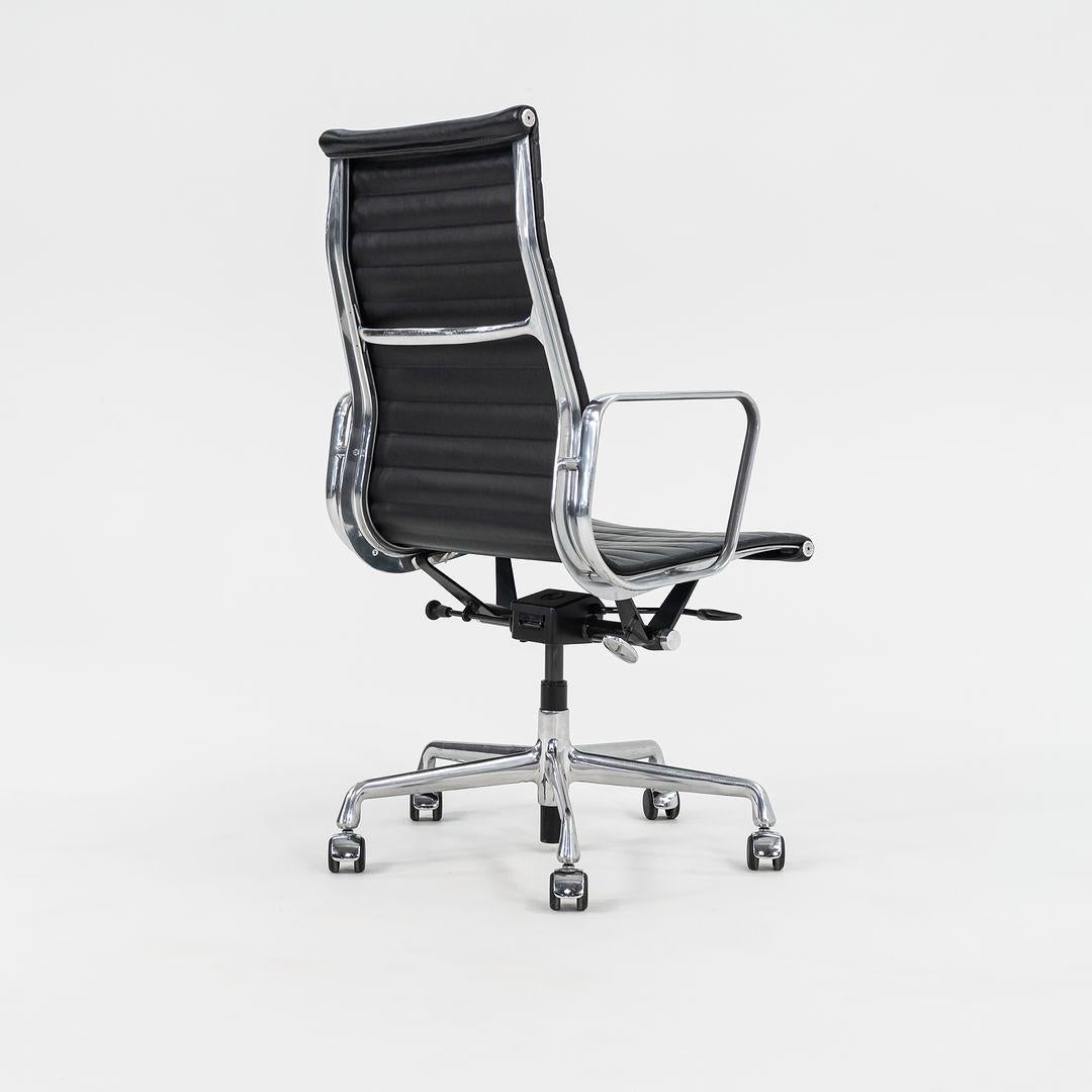 2014 Herman Miller Eames Aluminum Group Chefsessel mit pneumatischem Fuß im Angebot 1