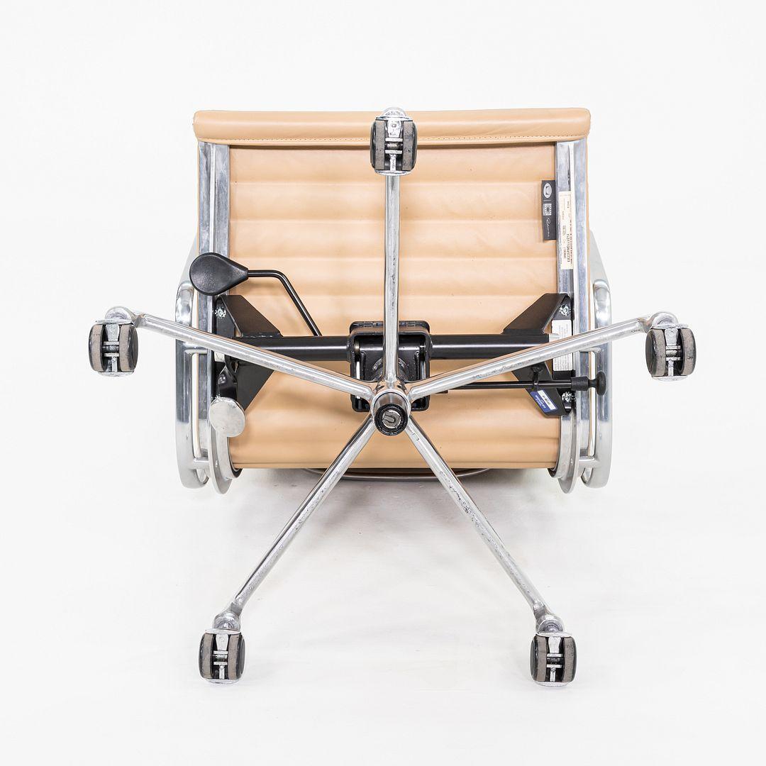 2014 Herman Miller Eames Aluminum Group Management Desk Chairs in Beige Leather For Sale 4
